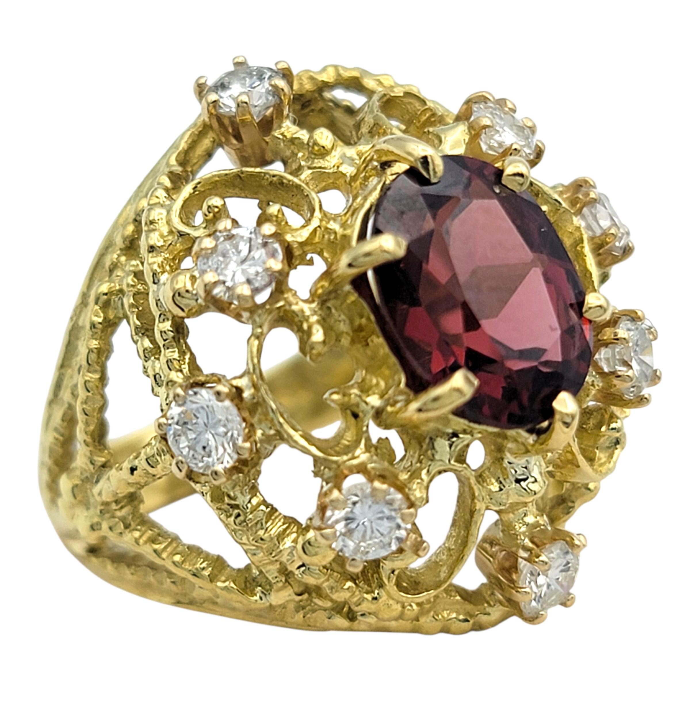 Taille ovale Bague cocktail bombée en or 18 carats à motif de volutes ouvertes en grenat taillé en ovale et diamants en vente