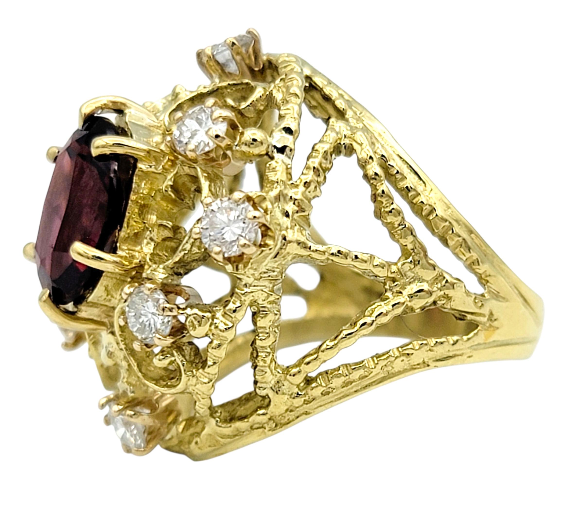 Bague cocktail bombée en or 18 carats à motif de volutes ouvertes en grenat taillé en ovale et diamants Bon état - En vente à Scottsdale, AZ