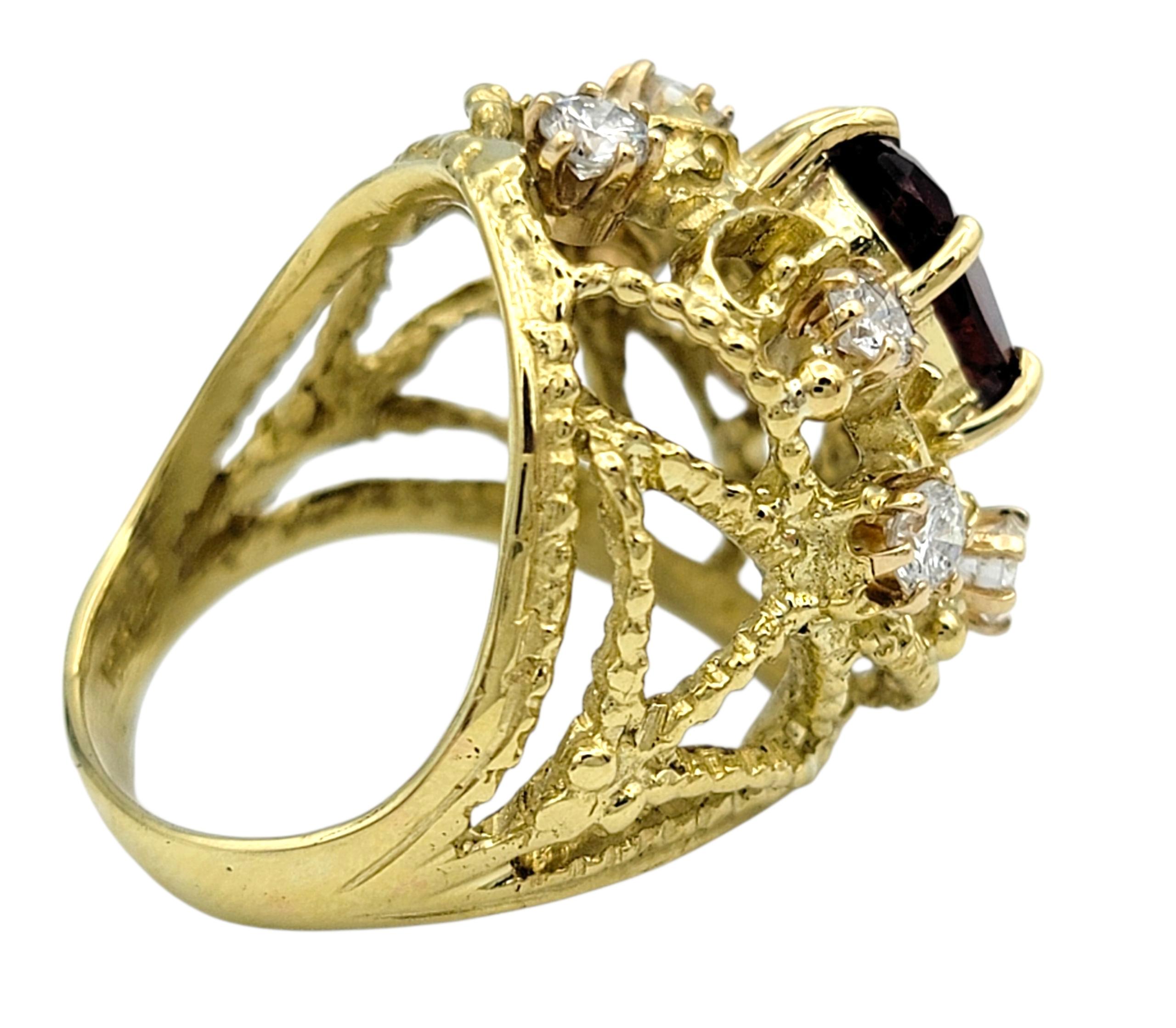 Bague cocktail bombée en or 18 carats à motif de volutes ouvertes en grenat taillé en ovale et diamants Pour femmes en vente