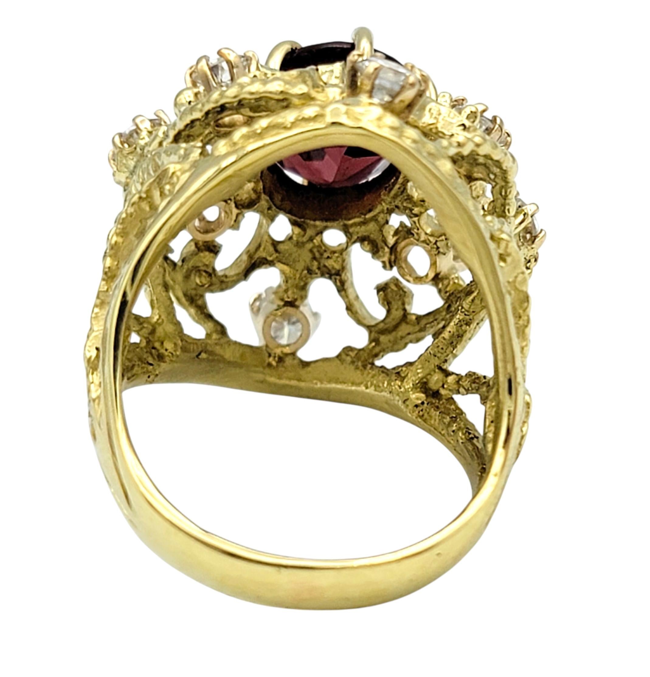 Bague cocktail bombée en or 18 carats à motif de volutes ouvertes en grenat taillé en ovale et diamants en vente 1