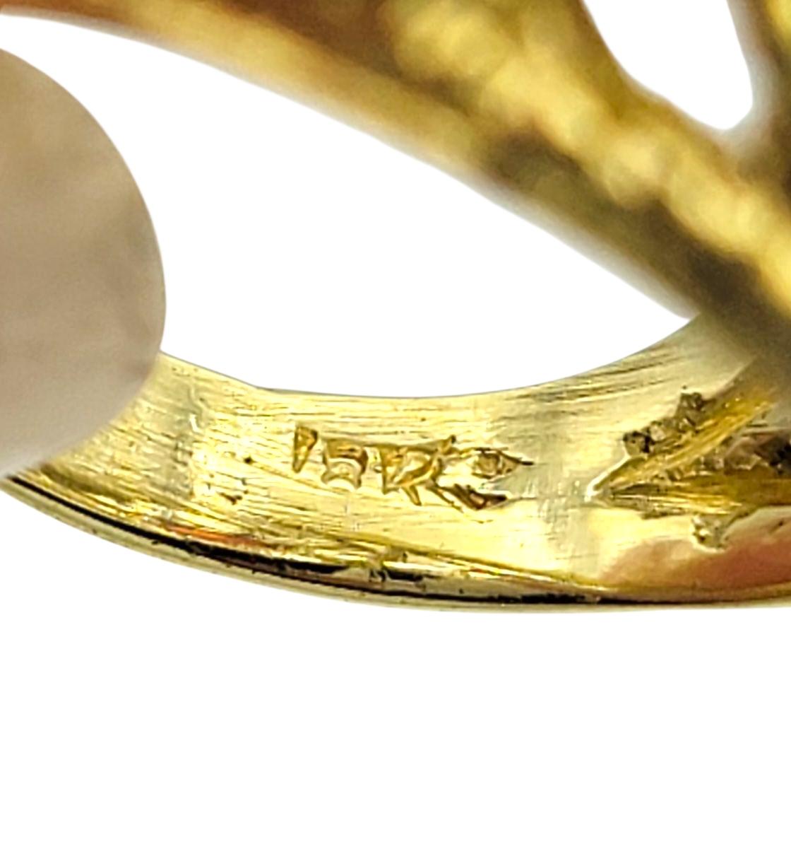 Bague cocktail bombée en or 18 carats à motif de volutes ouvertes en grenat taillé en ovale et diamants en vente 2