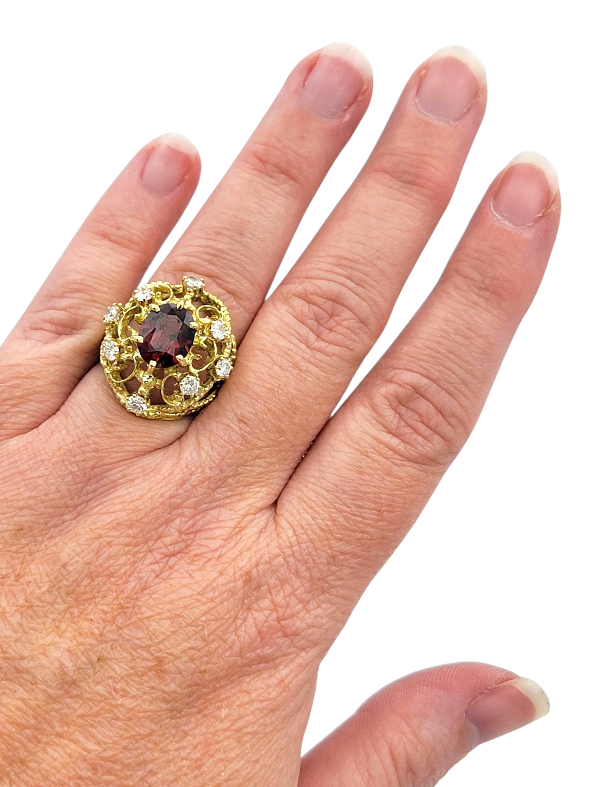 Bague cocktail bombée en or 18 carats à motif de volutes ouvertes en grenat taillé en ovale et diamants en vente 3