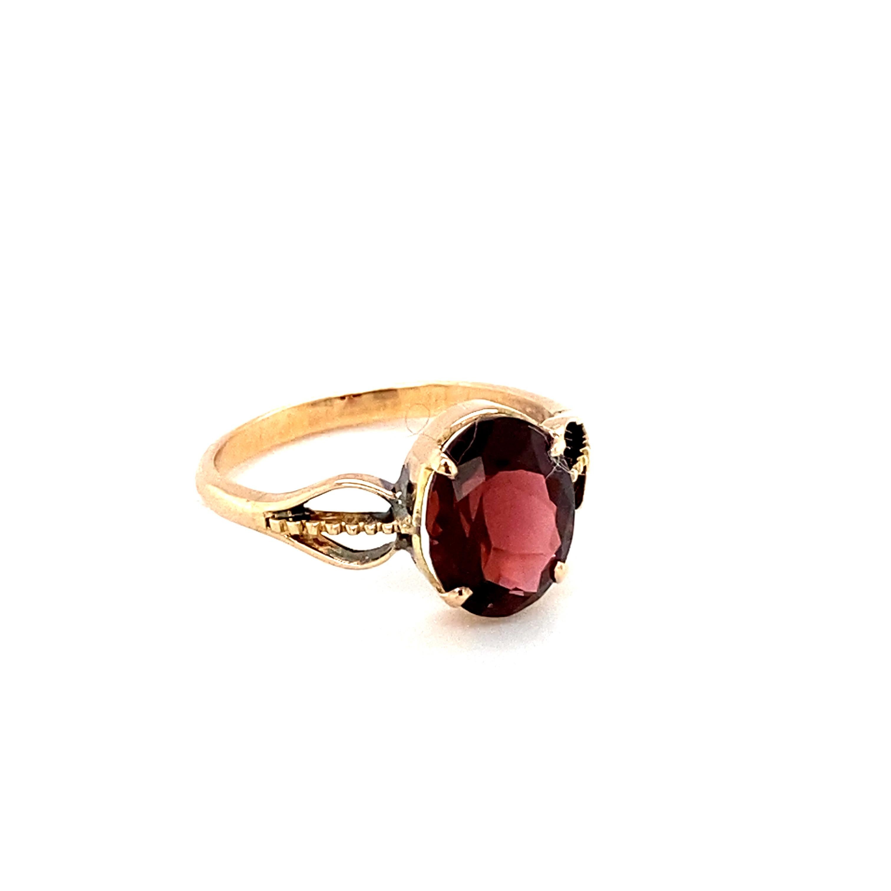 Oval Cut Garnet Yellow Gold Solitaire Ring In New Condition For Sale In Trumbull, CT