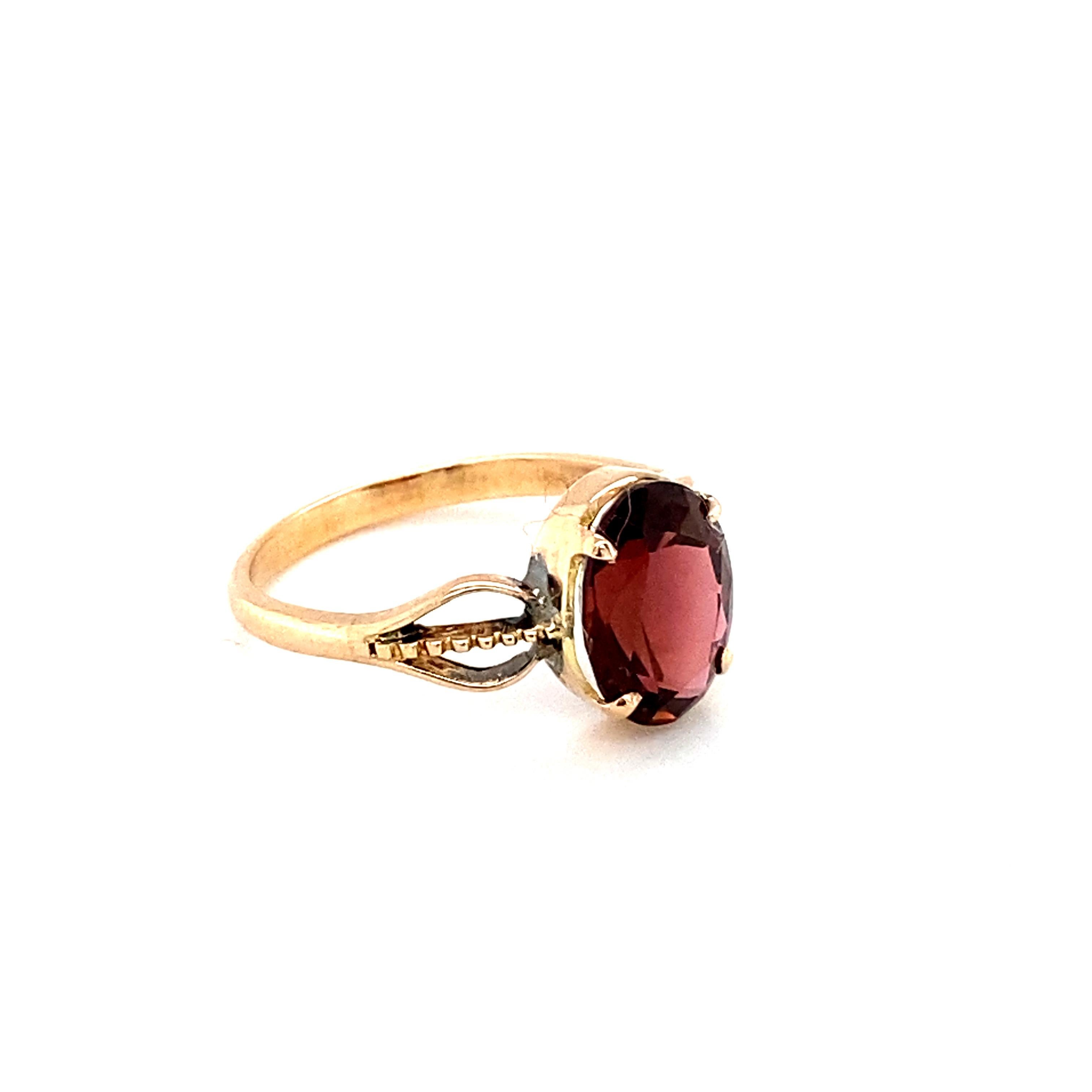 Women's Oval Cut Garnet Yellow Gold Solitaire Ring For Sale