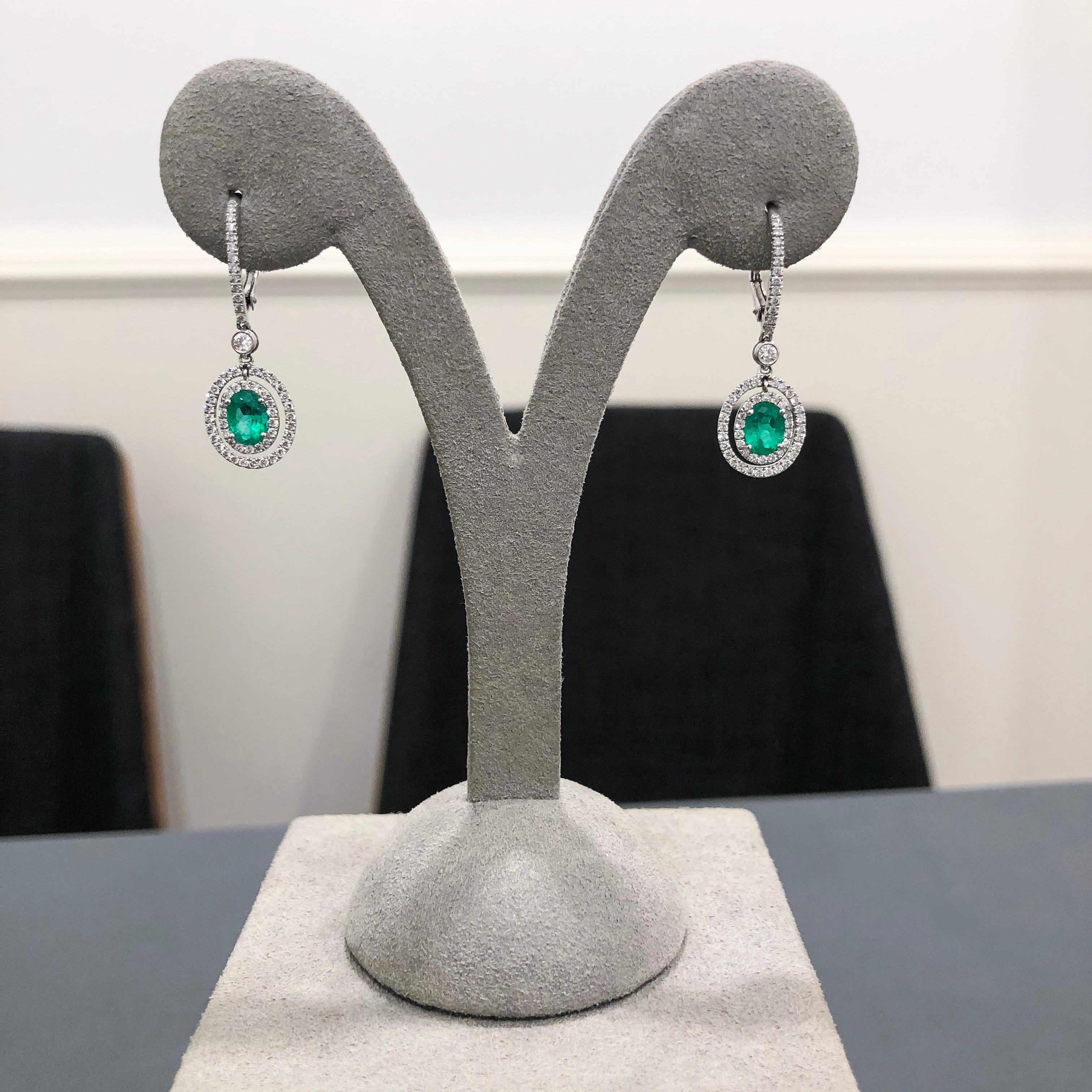 1,01 Karat Smaragd im Ovalschliff und Diamant-Halo-Ohrringe (Moderne) im Angebot