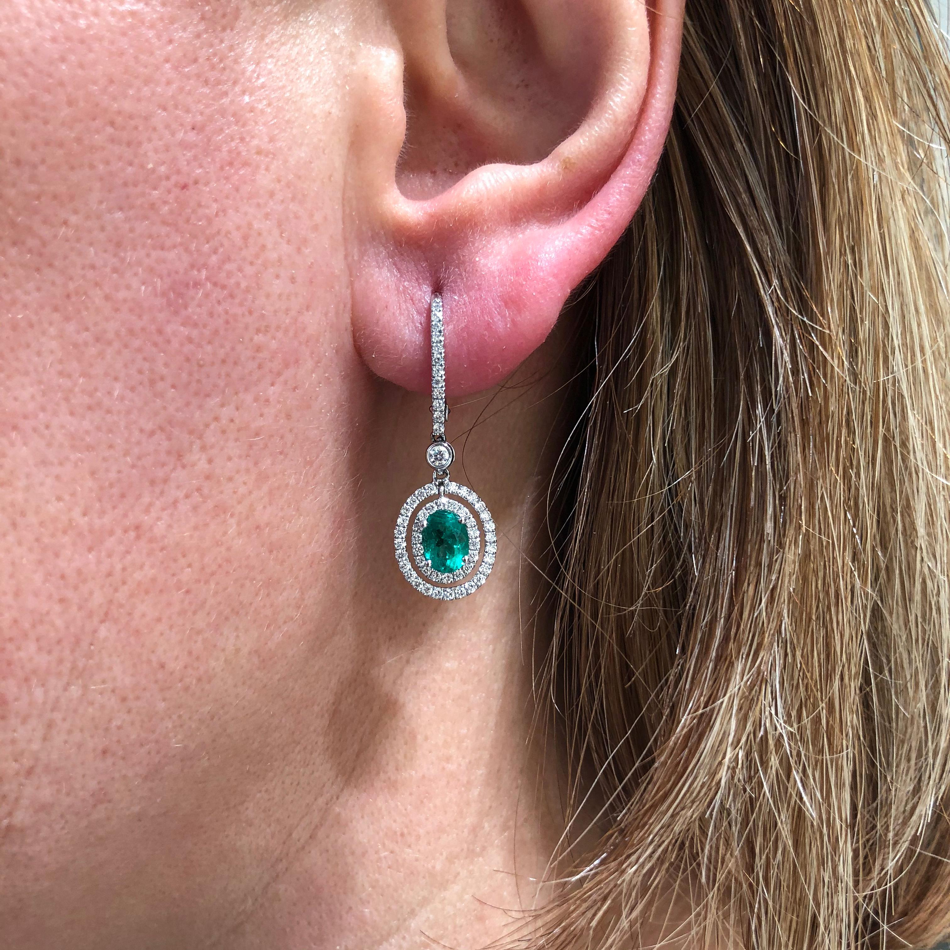 1,01 Karat Smaragd im Ovalschliff und Diamant-Halo-Ohrringe Damen im Angebot
