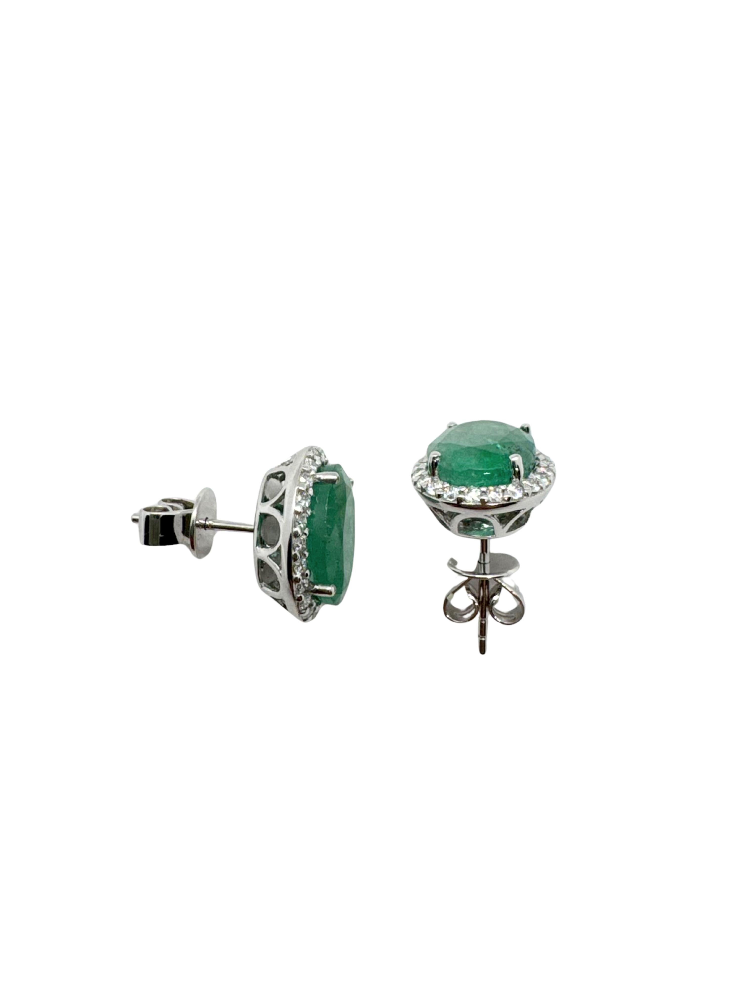 Or blanc 18K
0.48 cts G/VS Diamants 
4.12 cts d'émeraudes CTW 
Emerald Color - Medium Mysterious Green with Lighter Hues, Especially in the Light