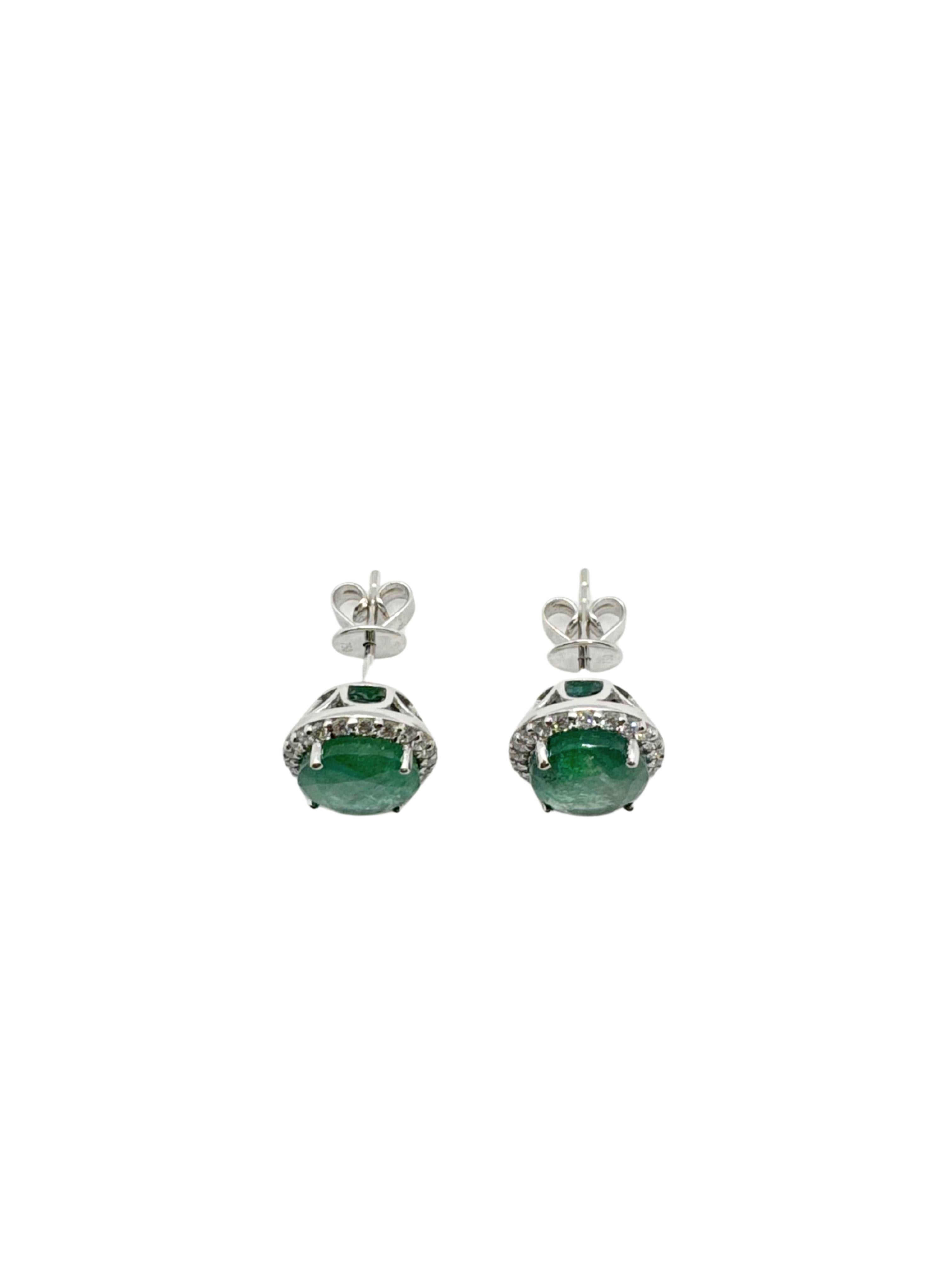 Moderne Boucles d'oreilles en or blanc 18K avec émeraude verte de taille ovale et halo de diamants en vente