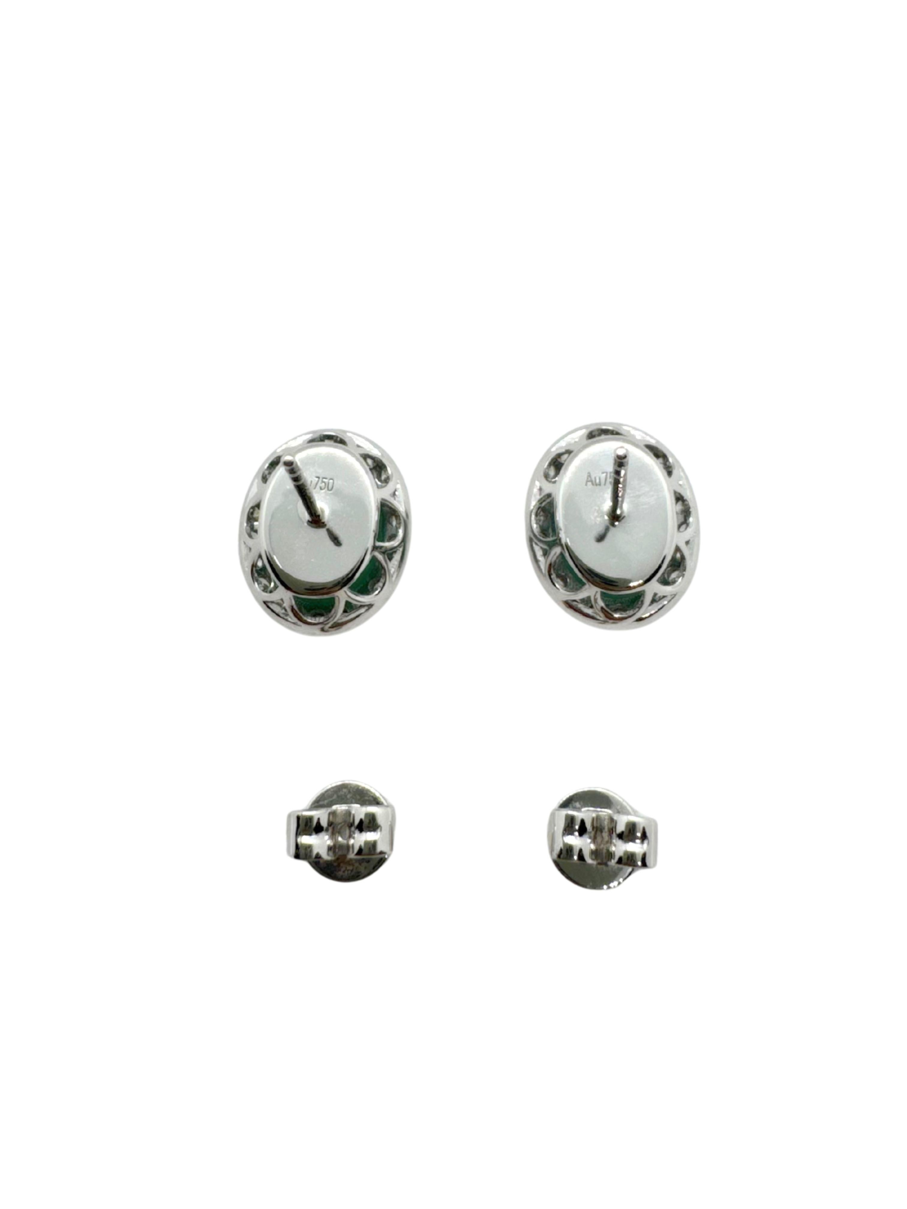 Taille émeraude Boucles d'oreilles en or blanc 18K avec émeraude verte de taille ovale et halo de diamants en vente