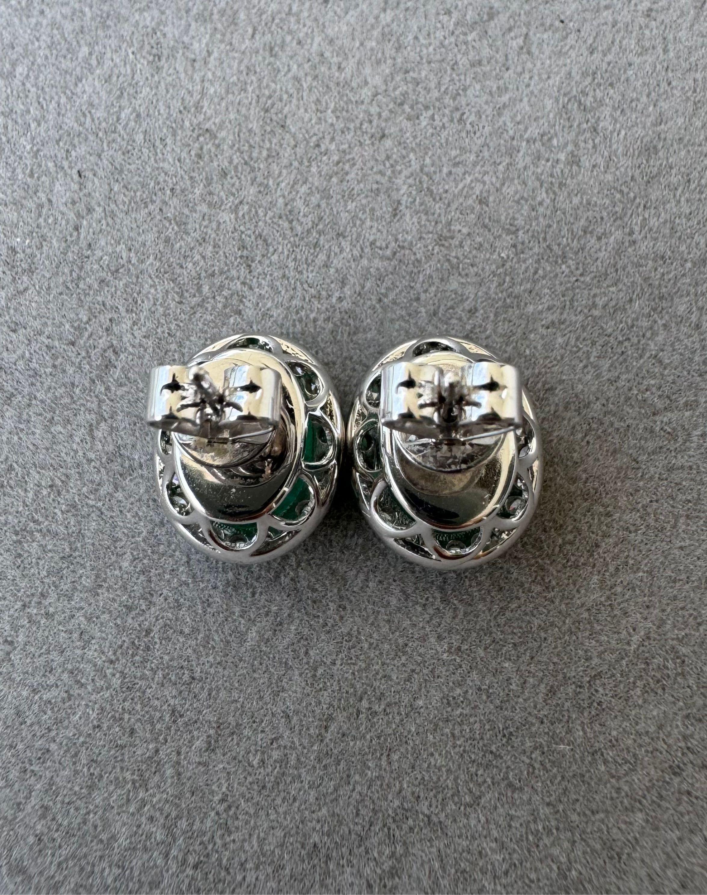 Boucles d'oreilles en or blanc 18K avec émeraude verte de taille ovale et halo de diamants Neuf - En vente à Oakton, VA