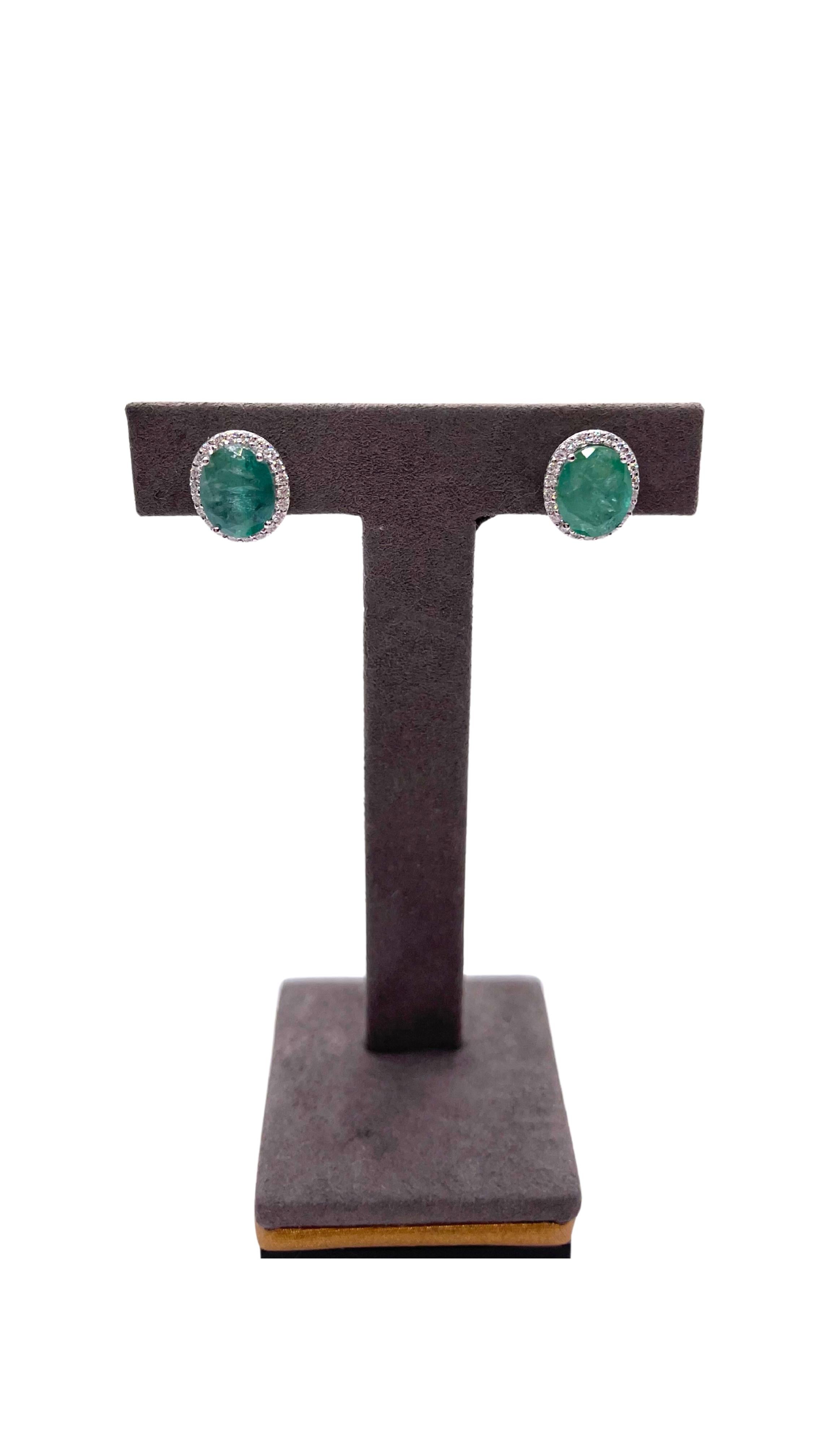 Boucles d'oreilles en or blanc 18K avec émeraude verte de taille ovale et halo de diamants Unisexe en vente