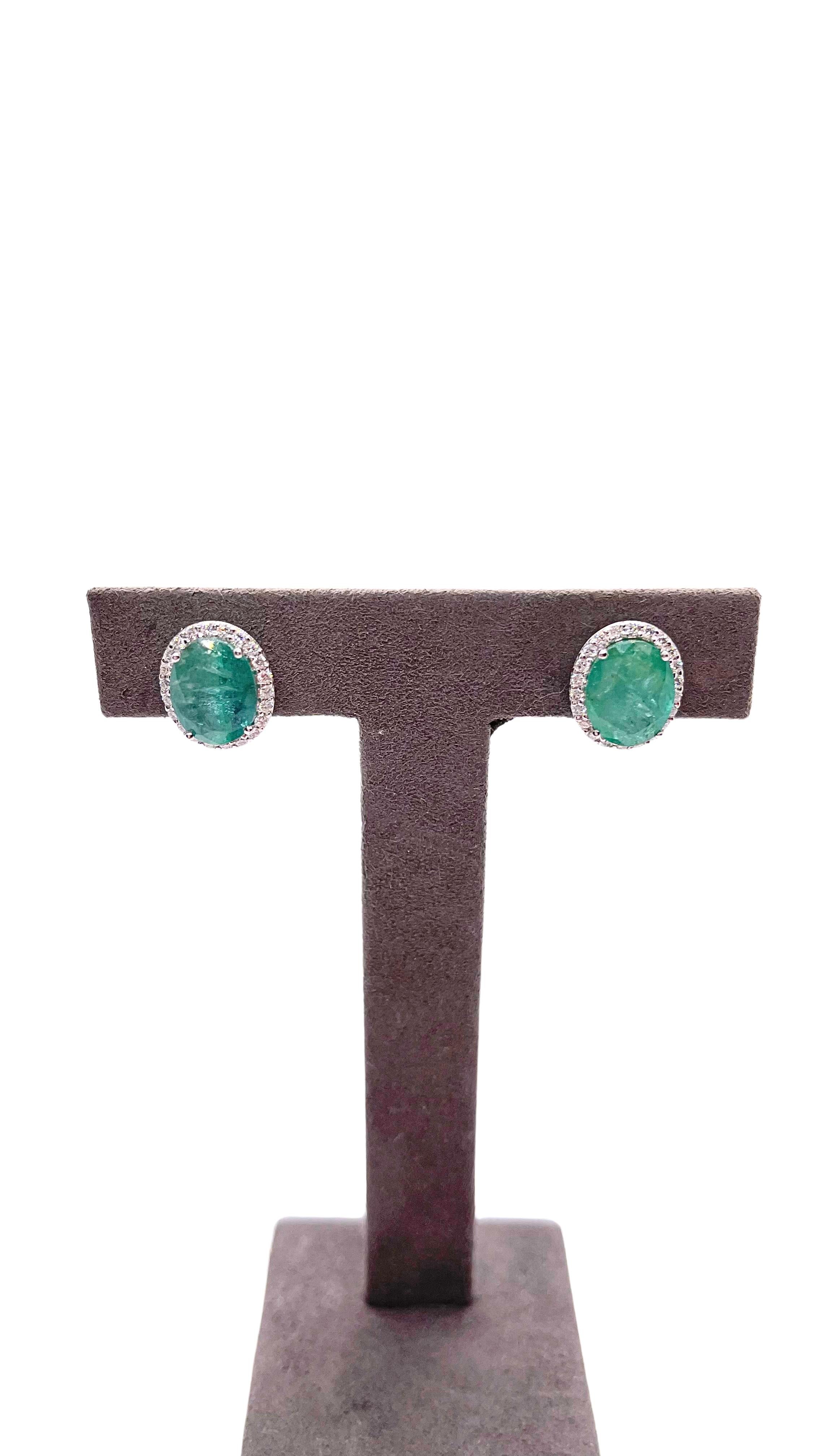 Boucles d'oreilles en or blanc 18K avec émeraude verte de taille ovale et halo de diamants en vente 1