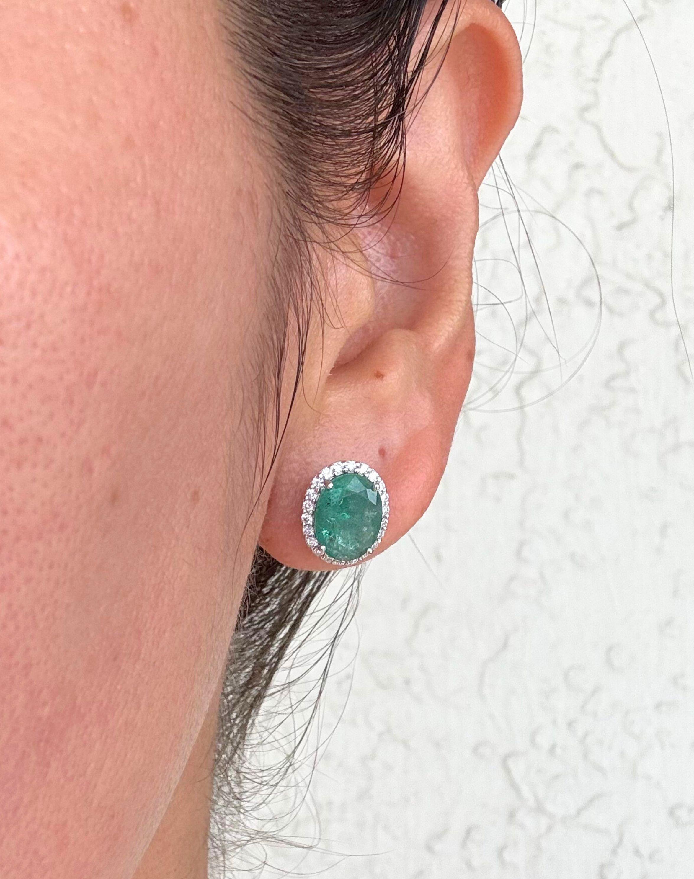 Boucles d'oreilles en or blanc 18K avec émeraude verte de taille ovale et halo de diamants en vente 2