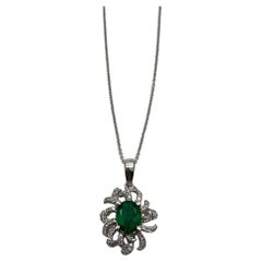 Halskette mit Anhänger, Ovalschliff Grüner Smaragd Diamant Pave Halo Koralle 14K Weißgold