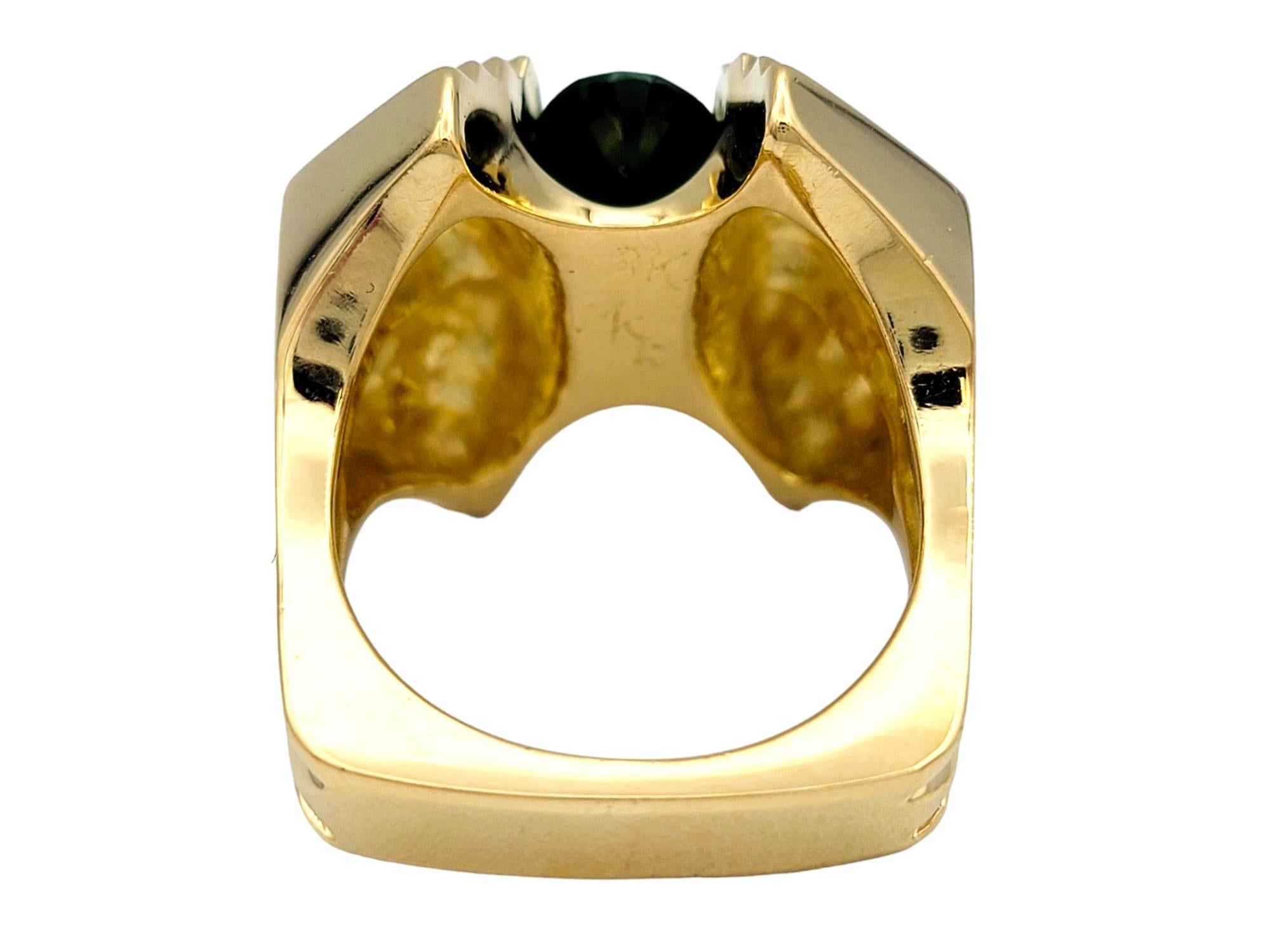Taille ovale Bague carrée en or jaune 18 carats avec grenat tsavorite vert de taille ovale en vente