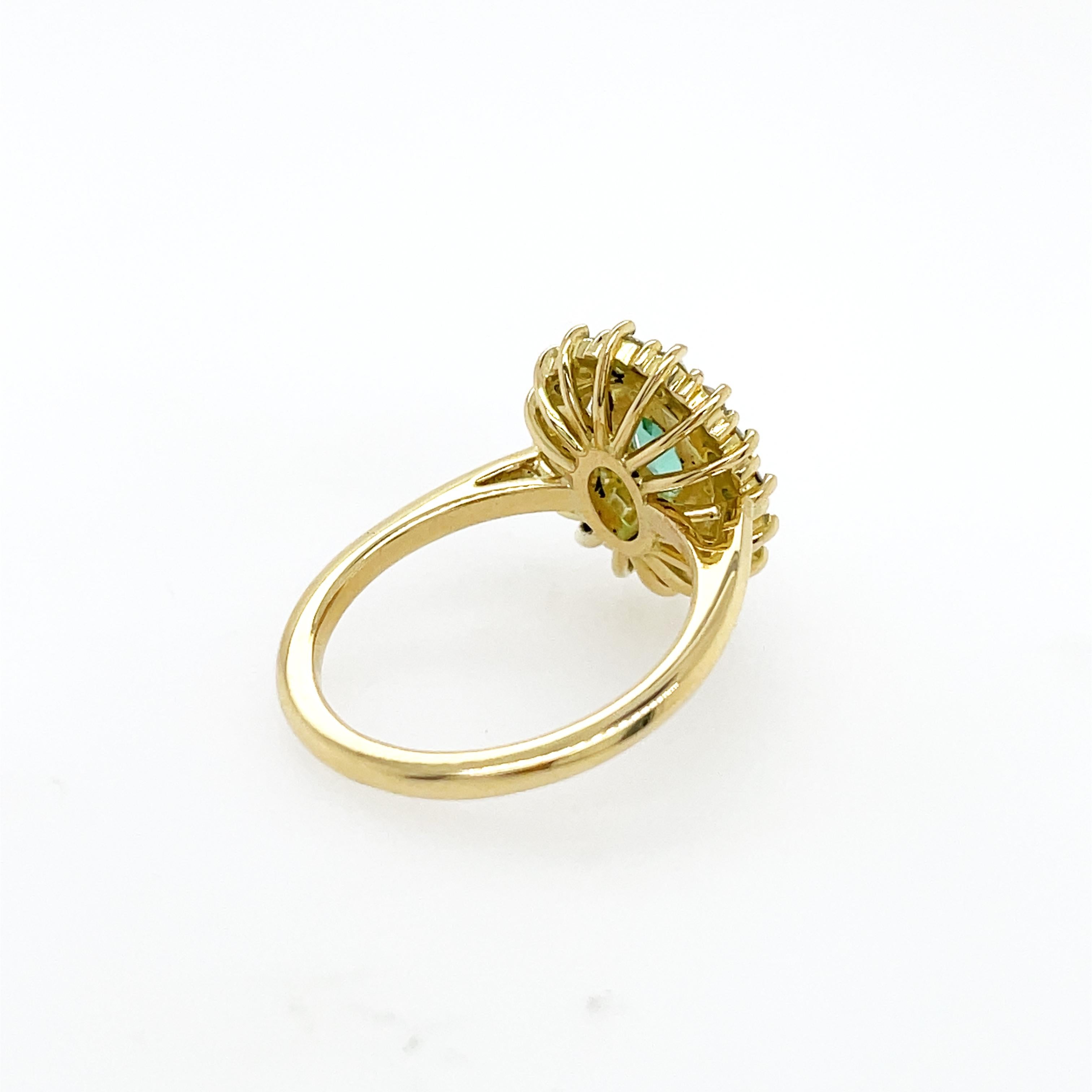 Taille ovale Bague Paraiba en or jaune 18 carats avec halo de double diamant taille ovale en vente