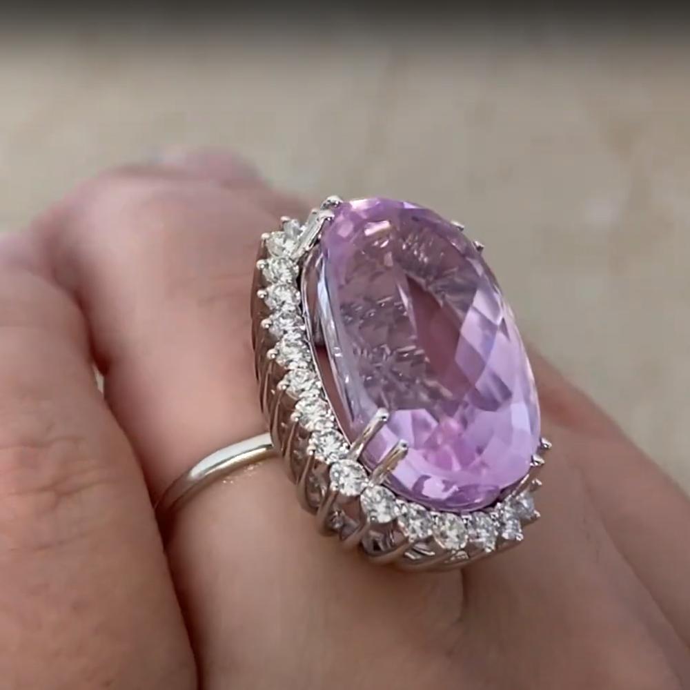 Art déco Bague en or blanc 18k, Kunzite ovale (environ 29,20 carats) et diamants en grappe en vente
