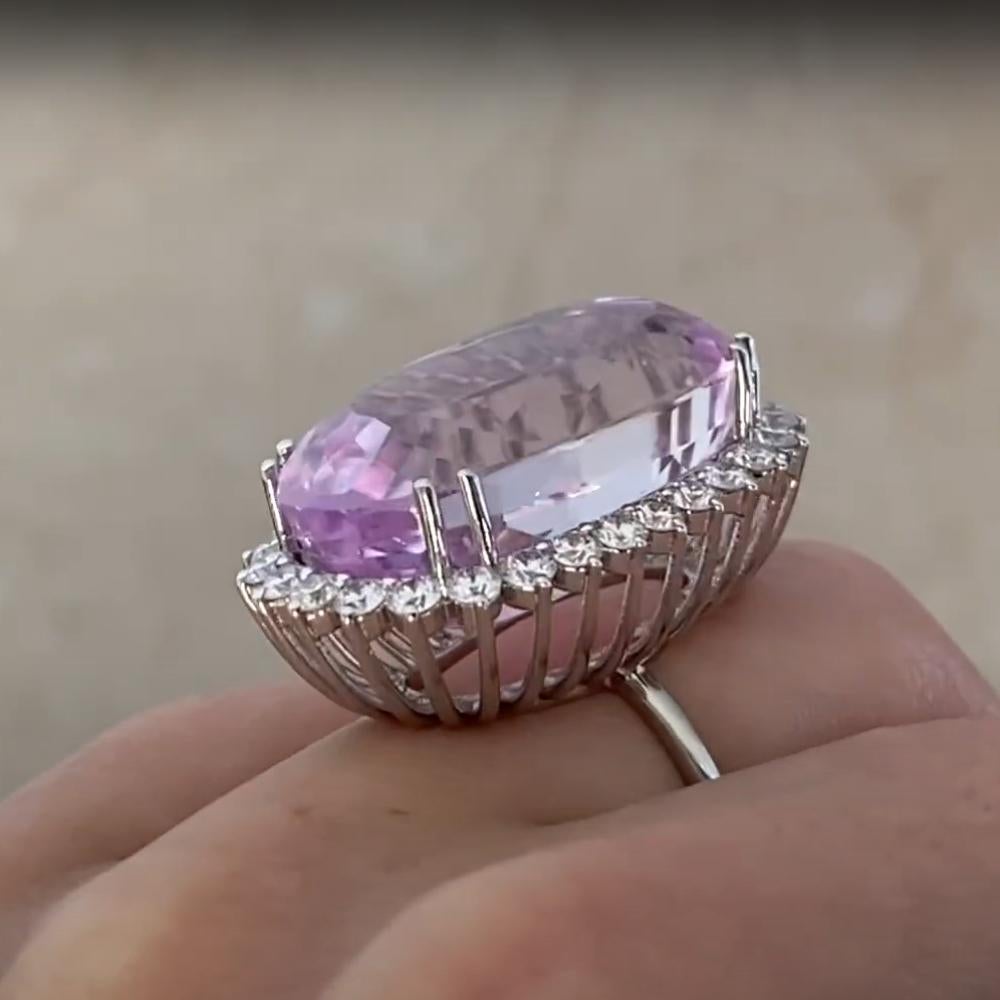 Taille ovale Bague en or blanc 18k, Kunzite ovale (environ 29,20 carats) et diamants en grappe en vente