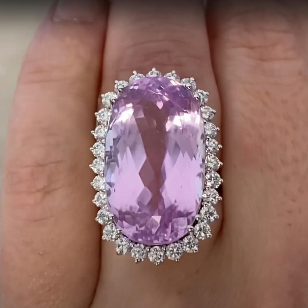 Bague en or blanc 18k, Kunzite ovale (environ 29,20 carats) et diamants en grappe Excellent état - En vente à New York, NY