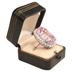 Bague en or blanc 18k, Kunzite ovale (environ 29,20 carats) et diamants en grappe