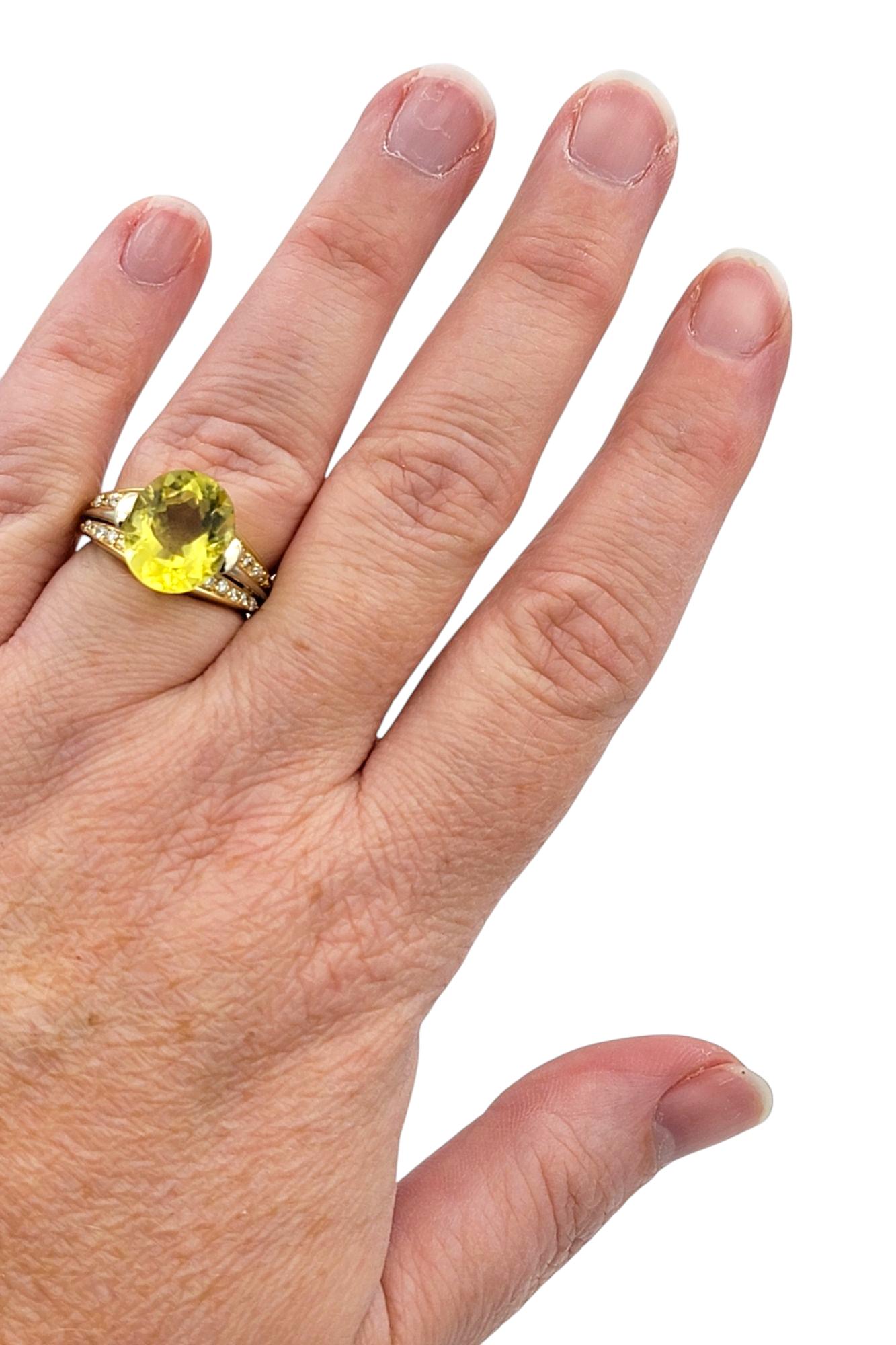 Bague cocktail en or jaune et blanc 18 carats avec citrine citron taille ovale et diamants en vente 4