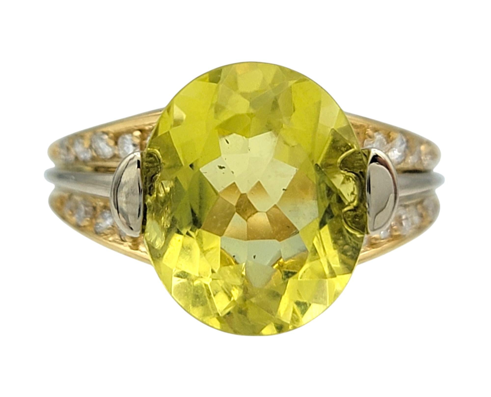 Taille de lla bague : 6

Avec son éclat doré et son charme sans effort, cette bague en citrine et diamant apporte chaleur et éclat à toute collection de bijoux. Une citrine ovale magnifiquement facettée se trouve au centre, rayonnant avec sa teinte