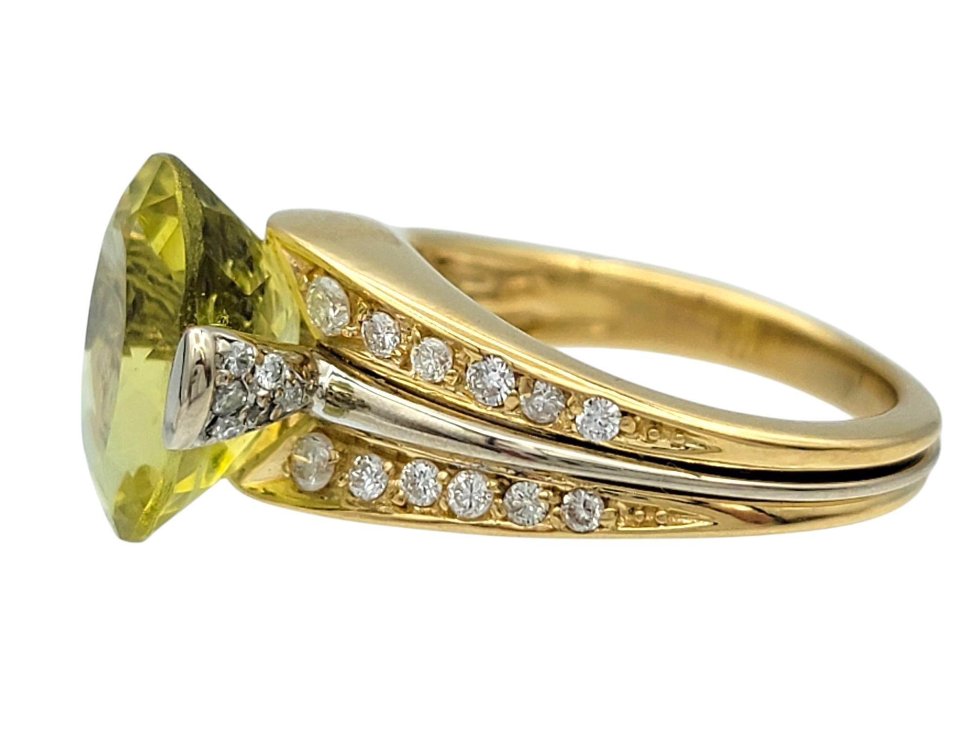 Taille ovale Bague cocktail en or jaune et blanc 18 carats avec citrine citron taille ovale et diamants en vente
