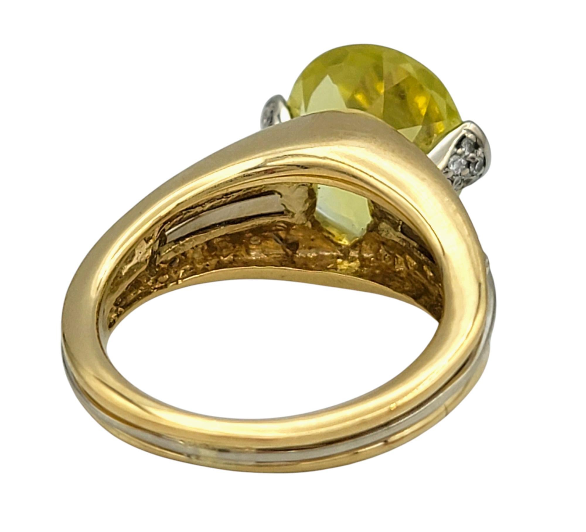 Bague cocktail en or jaune et blanc 18 carats avec citrine citron taille ovale et diamants Bon état - En vente à Scottsdale, AZ
