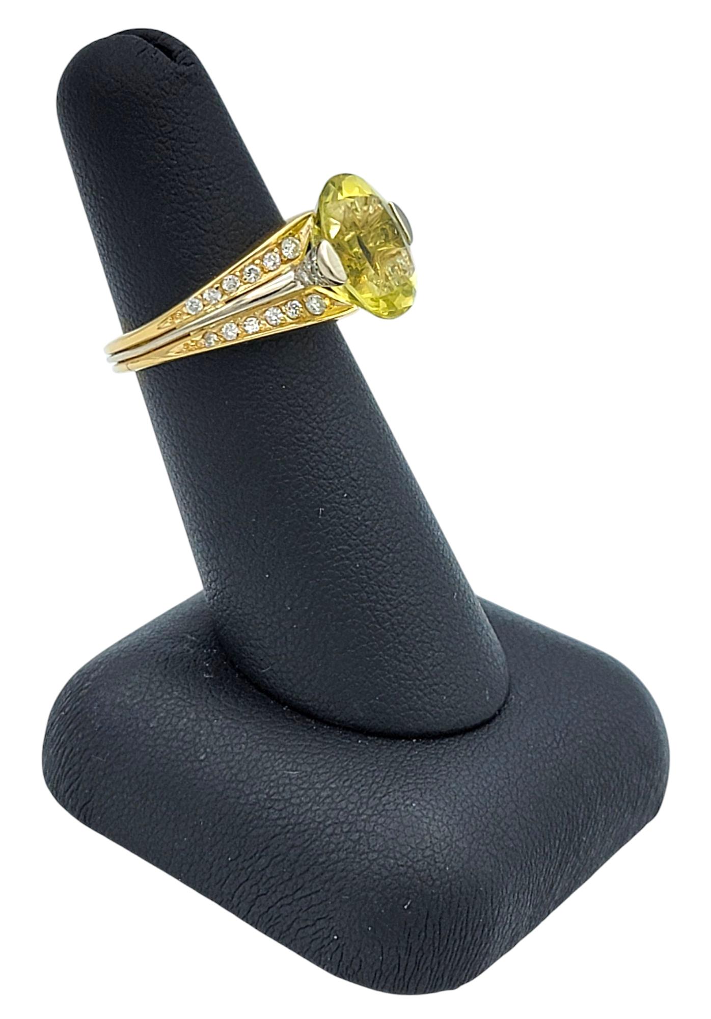 Bague cocktail en or jaune et blanc 18 carats avec citrine citron taille ovale et diamants en vente 2