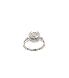 Anello in stile nodo d'amore con topazio blu di Londra taglio ovale in oro bianco 18 carati