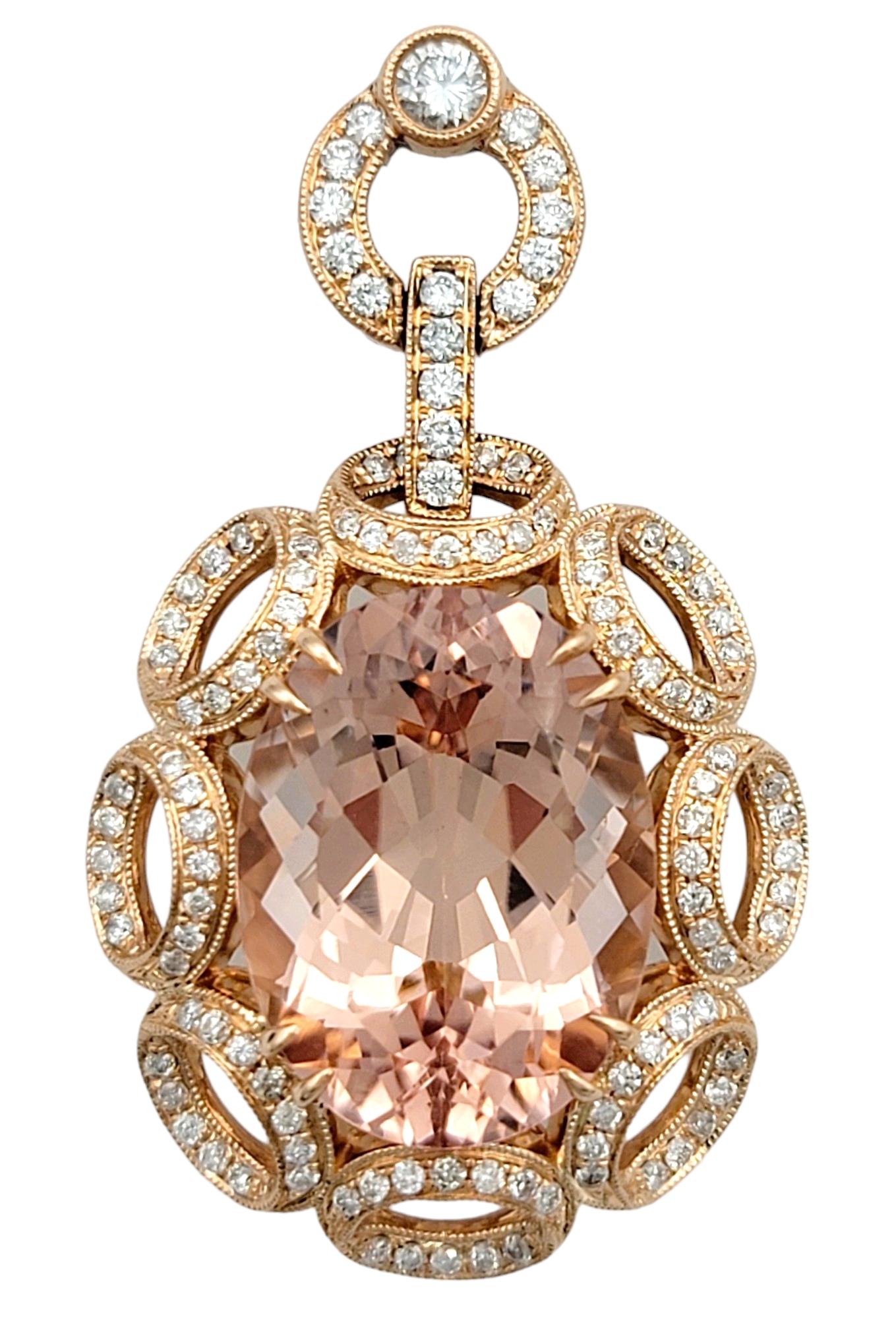 Parer vous de sophistication et de grâce avec notre exquise paire de boucles d'oreilles pendantes en morganite et diamant de taille ovale, fabriquées en or rose 14 carats. Les boucles d'oreilles de grande taille présentent au centre une morganite
