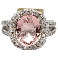 Bague cocktail halo de diamants et Morganite taille ovale de 4,80 carats en or blanc 14 carats