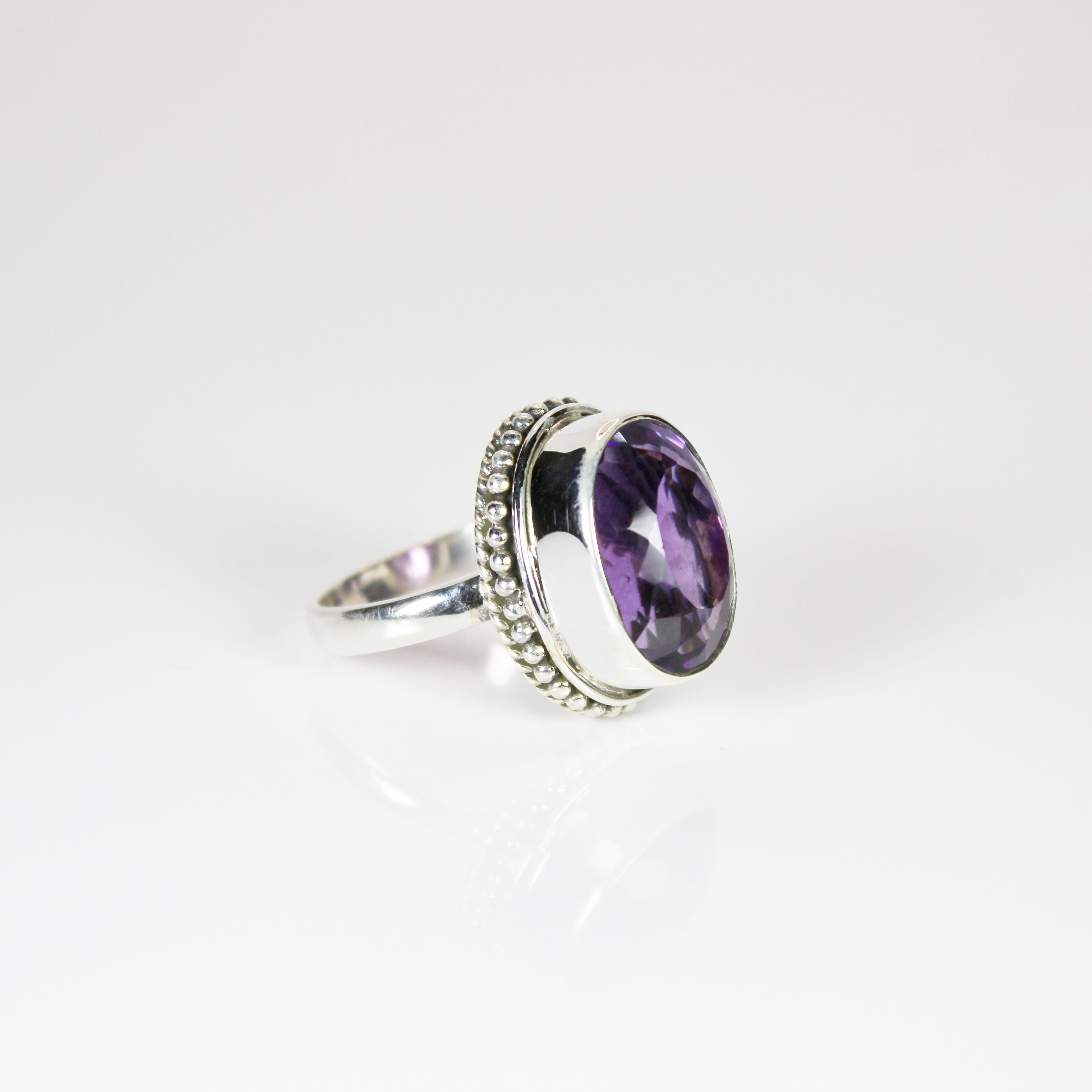 Cocktailring mit natürlichem Amethyst im Ovalschliff im Zustand „Neu“ im Angebot in Vadgam, GJ