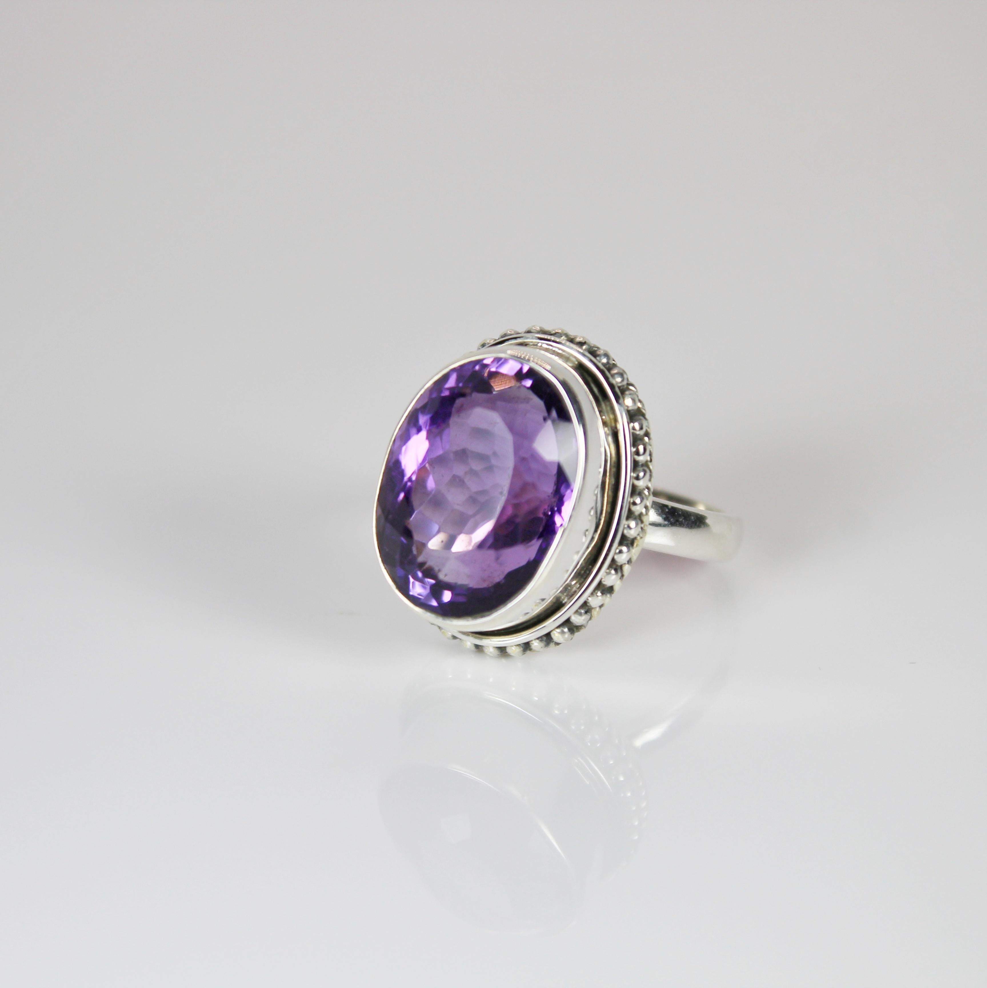 Cocktailring mit natürlichem Amethyst im Ovalschliff Damen im Angebot