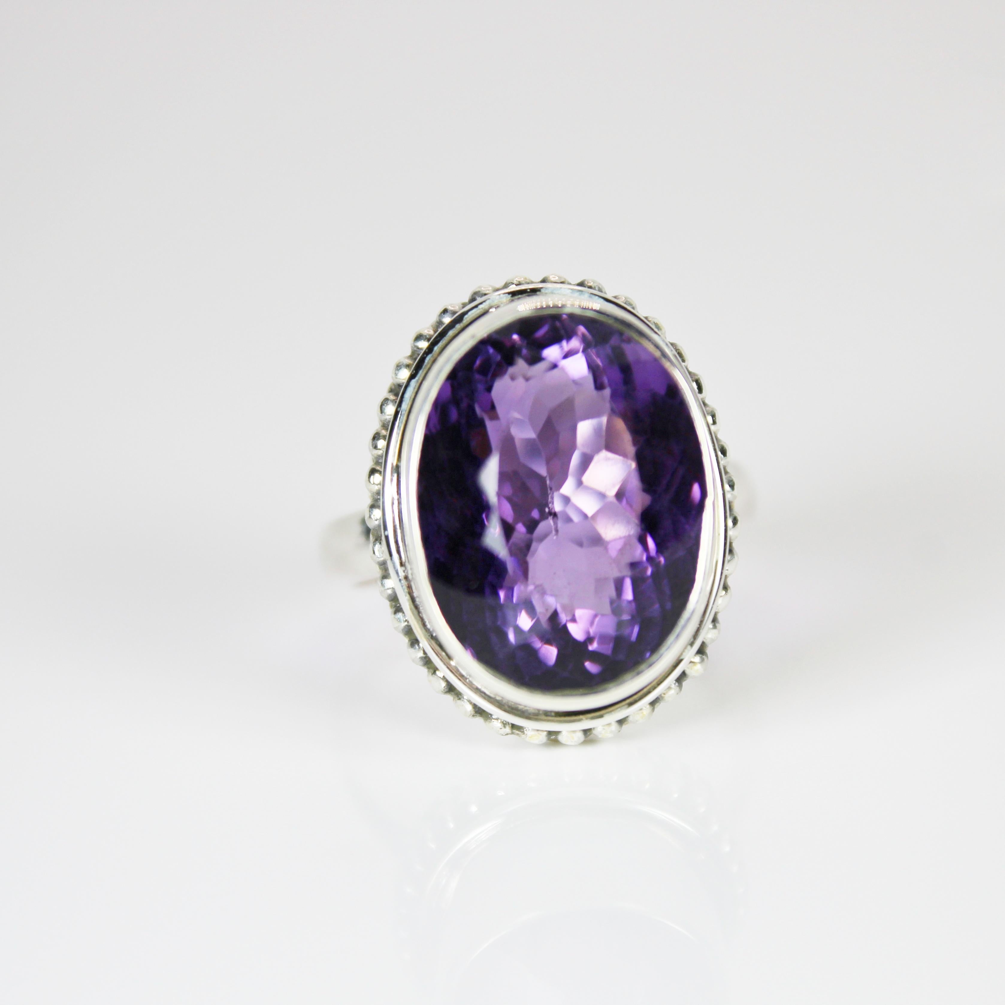Cocktailring mit natürlichem Amethyst im Ovalschliff im Angebot 1