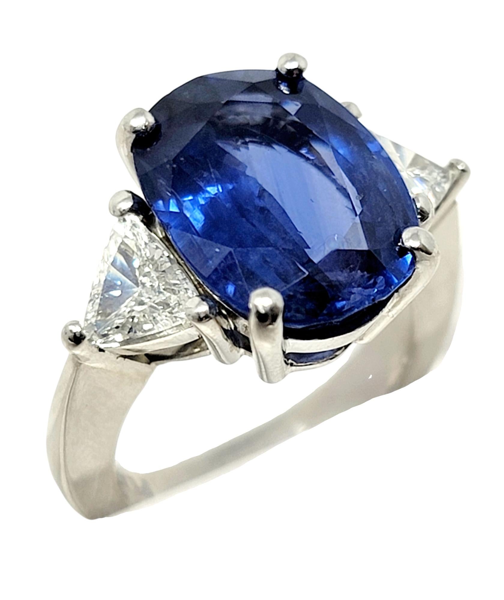 Platinring mit 3 Steinen, natürlicher Ceylon-Blauer Saphir im Ovalschliff und Trillion Diamant (Zeitgenössisch) im Angebot