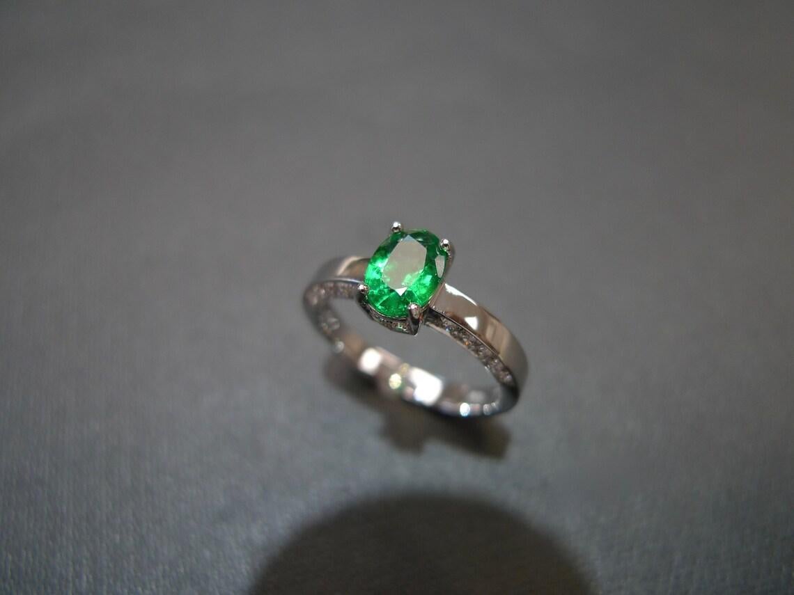 En vente :  Bague de fiançailles en émeraude naturelle de taille ovale et diamants ronds taille brillant 3