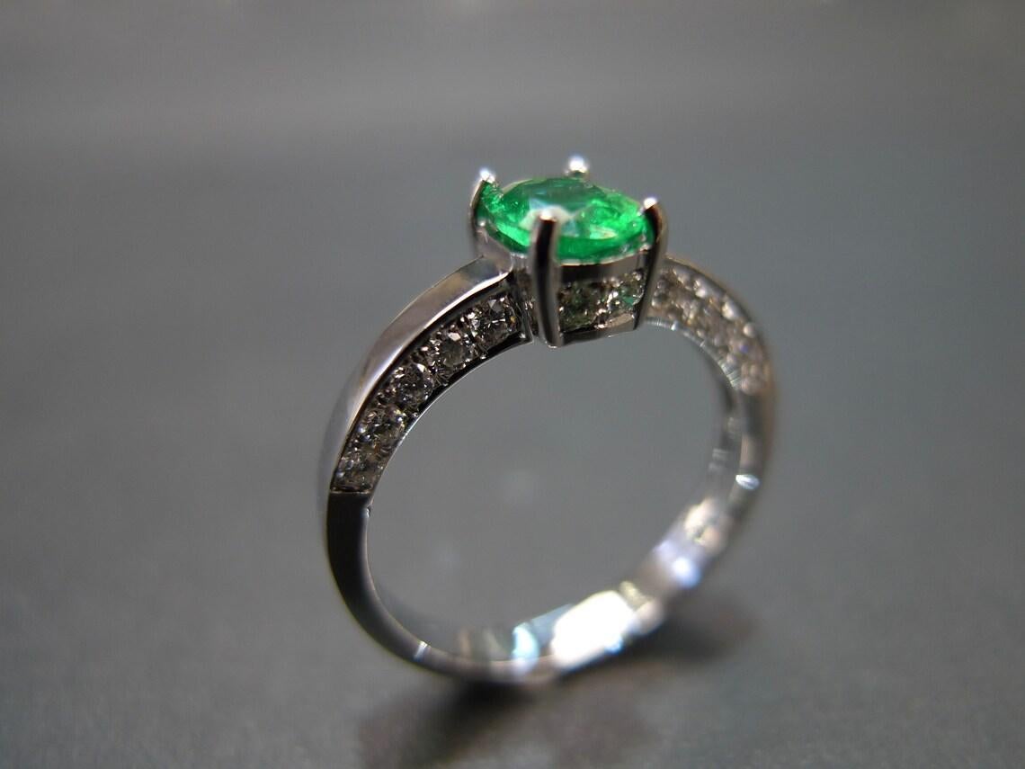 En vente :  Bague de fiançailles en émeraude naturelle de taille ovale et diamants ronds taille brillant 4