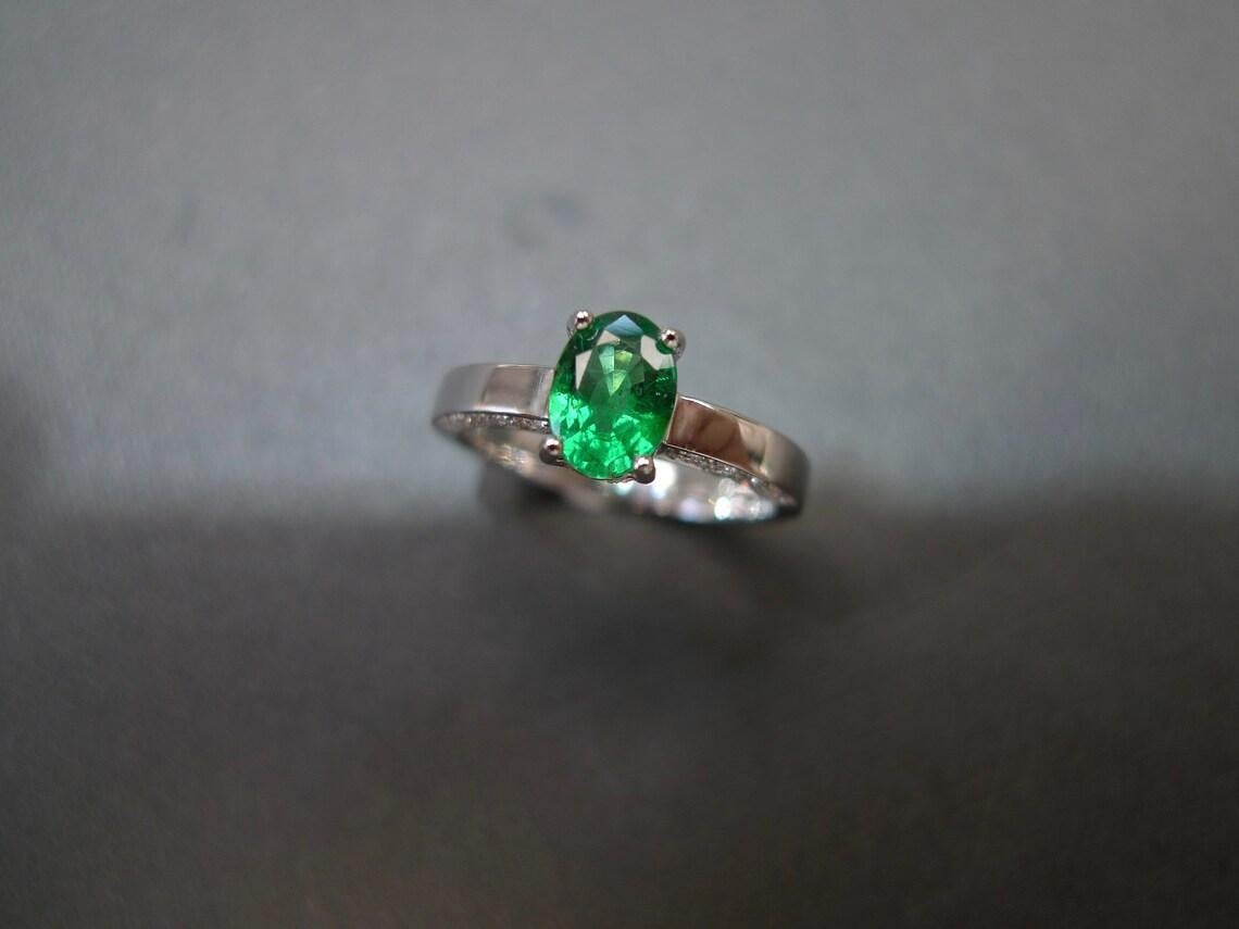 En vente :  Bague de fiançailles en émeraude naturelle de taille ovale et diamants ronds taille brillant 7