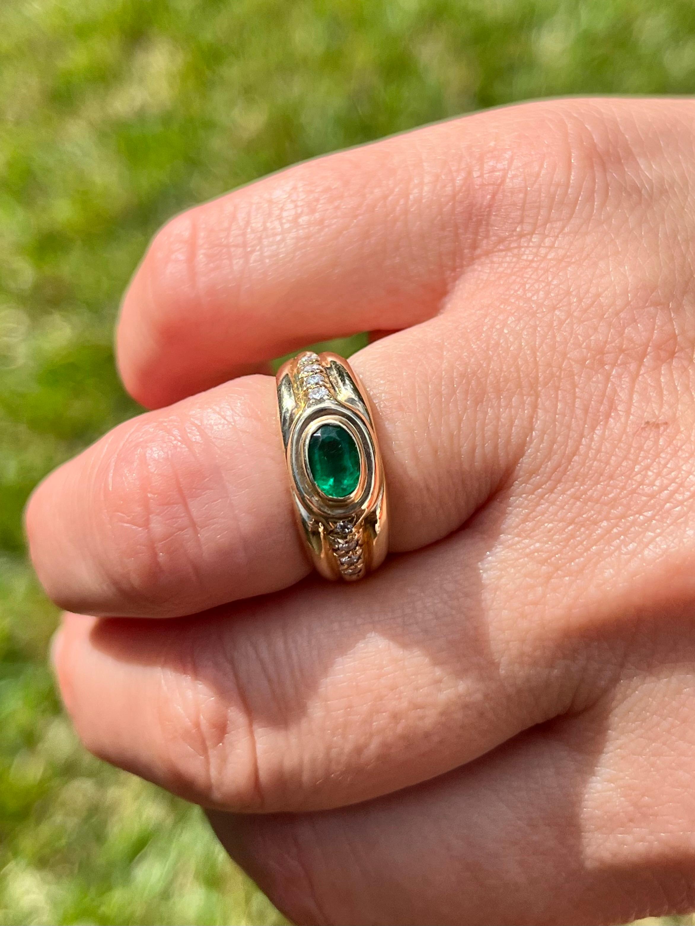 Oval geschliffener natürlicher Smaragd und runder Diamant Gold Unisex-Ring 5