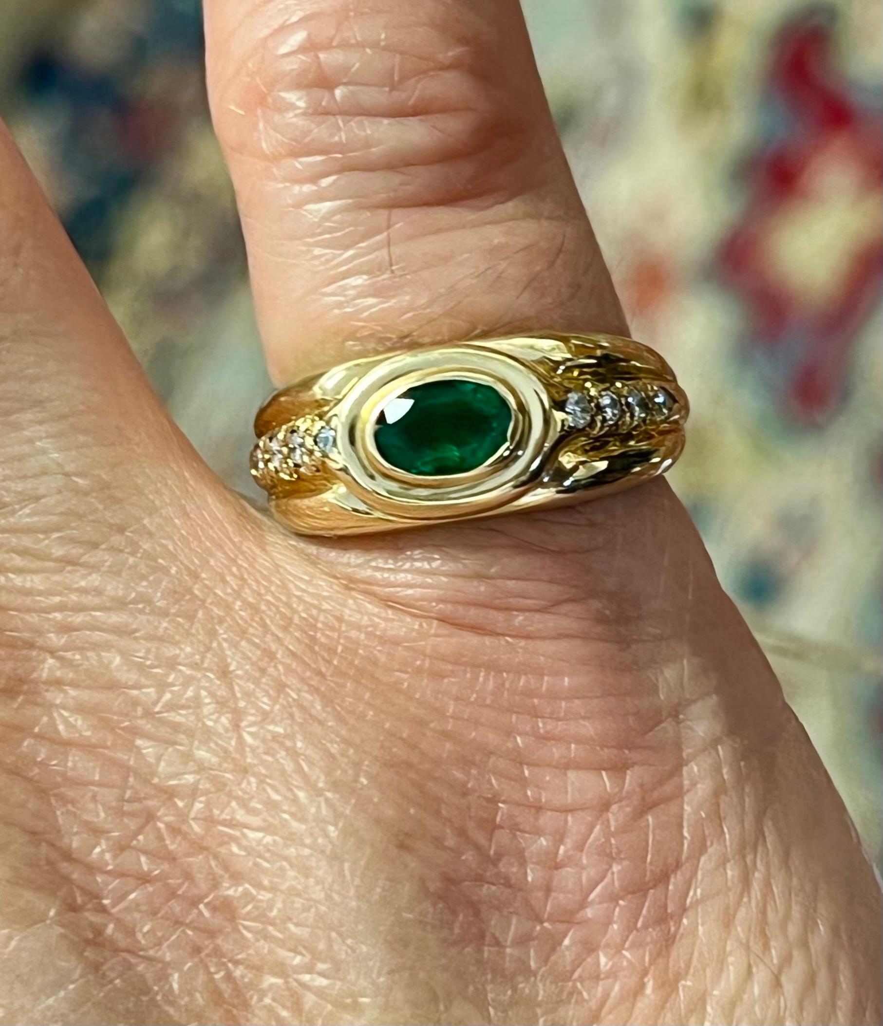 Oval Cut Natural Emerald and Round Diamond Gold Unisex Ring 3