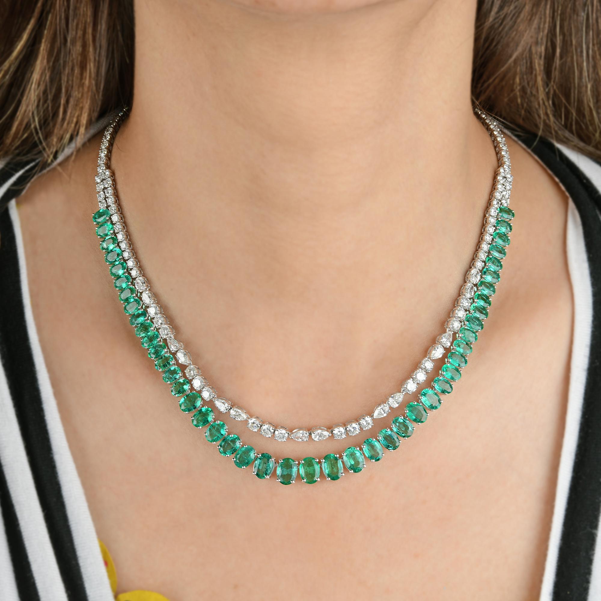 Collana di smeraldi naturali taglio ovale con diamanti in oro bianco 14 carati
Questo pezzo mozzafiato presenta una fila ininterrotta di diamanti a taglio ovale con diamanti a taglio pera in una fila diversa, formando una collana a doppio filo. 
Gli
