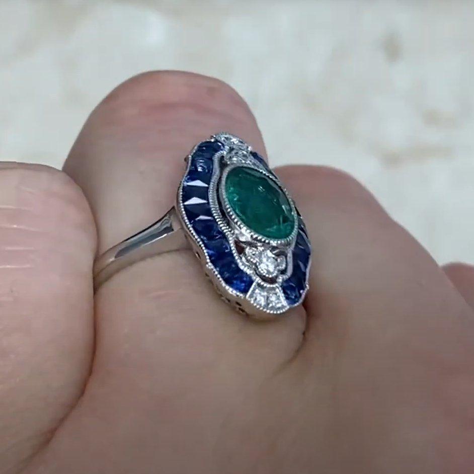 Taille ovale Bague en platine avec émeraude naturelle de taille ovale (environ 1,00 carat), halo de saphirs en vente
