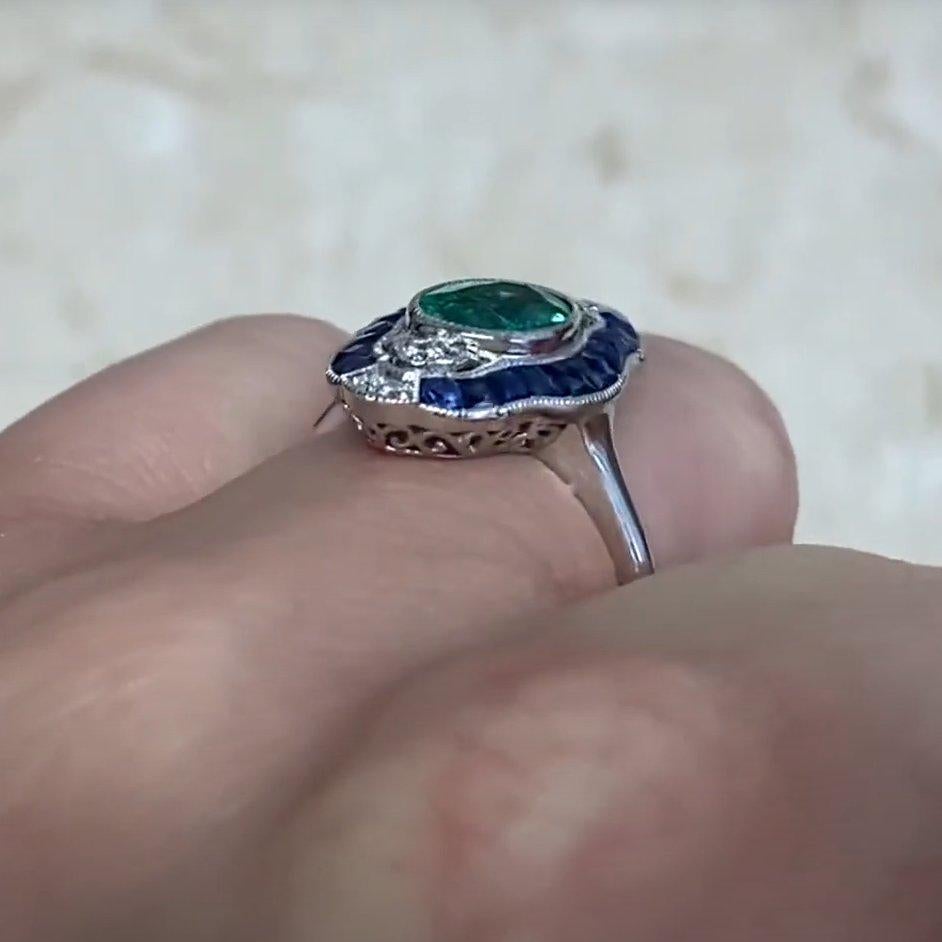 Bague en platine avec émeraude naturelle de taille ovale (environ 1,00 carat), halo de saphirs Excellent état - En vente à New York, NY