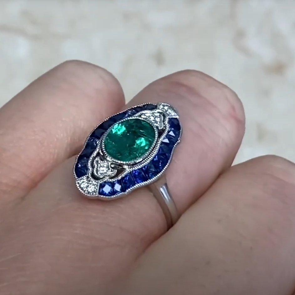 Bague en platine avec émeraude naturelle de taille ovale (environ 1,00 carat), halo de saphirs Pour femmes en vente