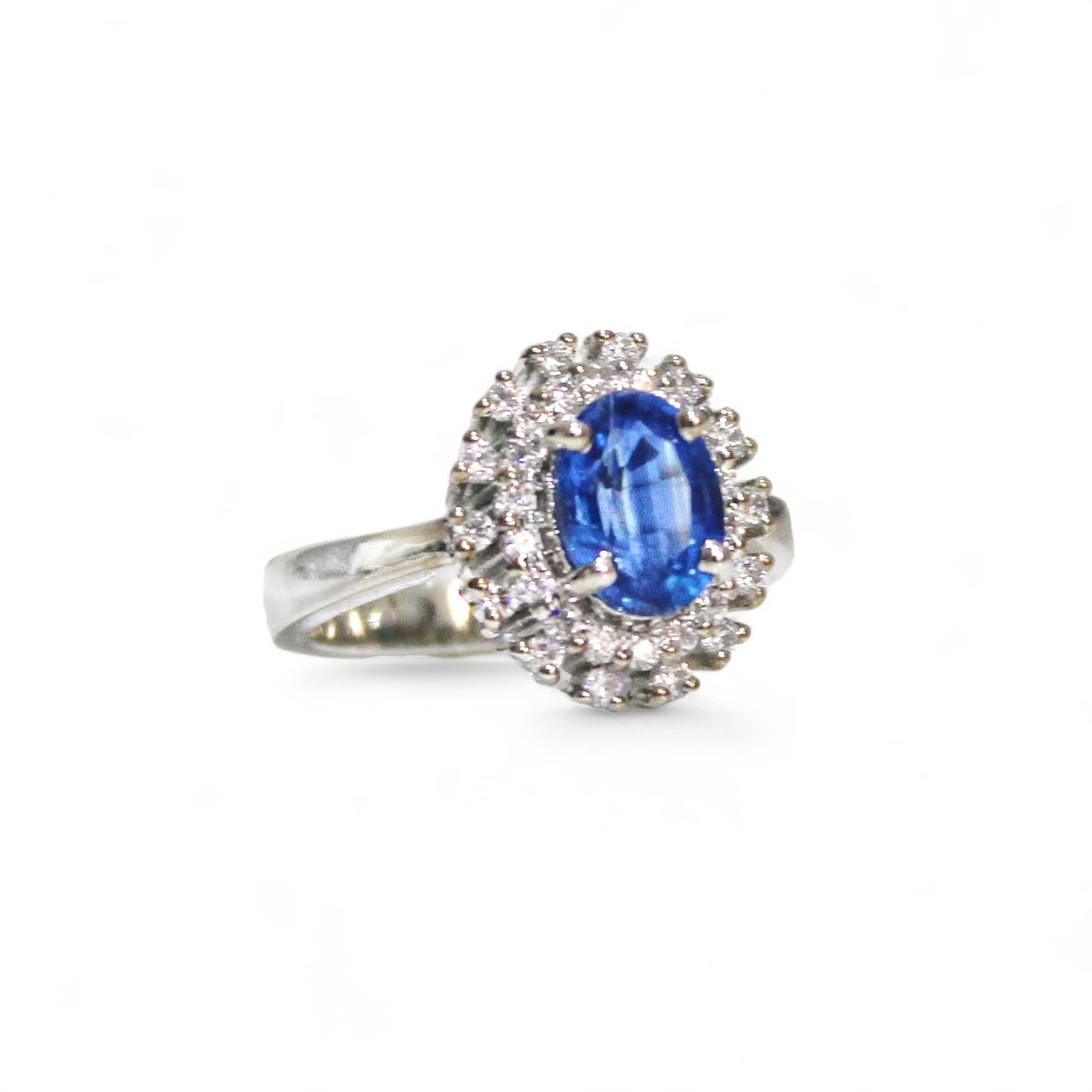 Taglio ovale Anello di kyanite naturale con taglio ovale in vendita