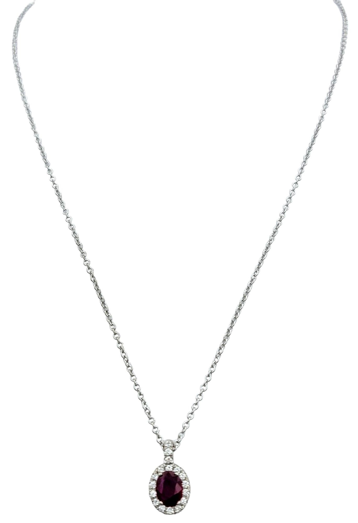Collar Colgante Halo de Rubí Natural de Corte Ovalado y Diamantes en Oro Blanco de 18 Kilates Contemporáneo en venta