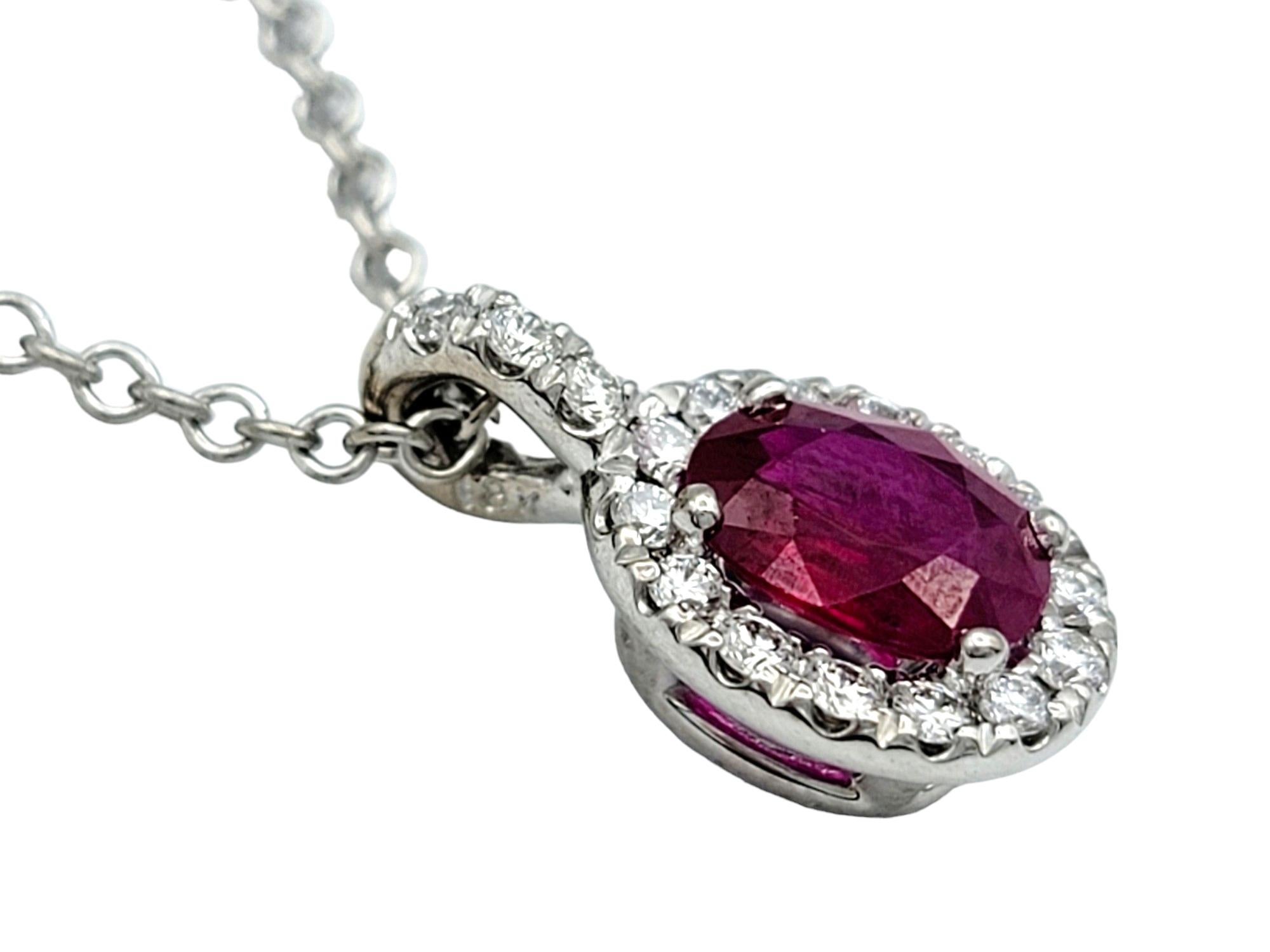 Collar Colgante Halo de Rubí Natural de Corte Ovalado y Diamantes en Oro Blanco de 18 Kilates Corte oval en venta