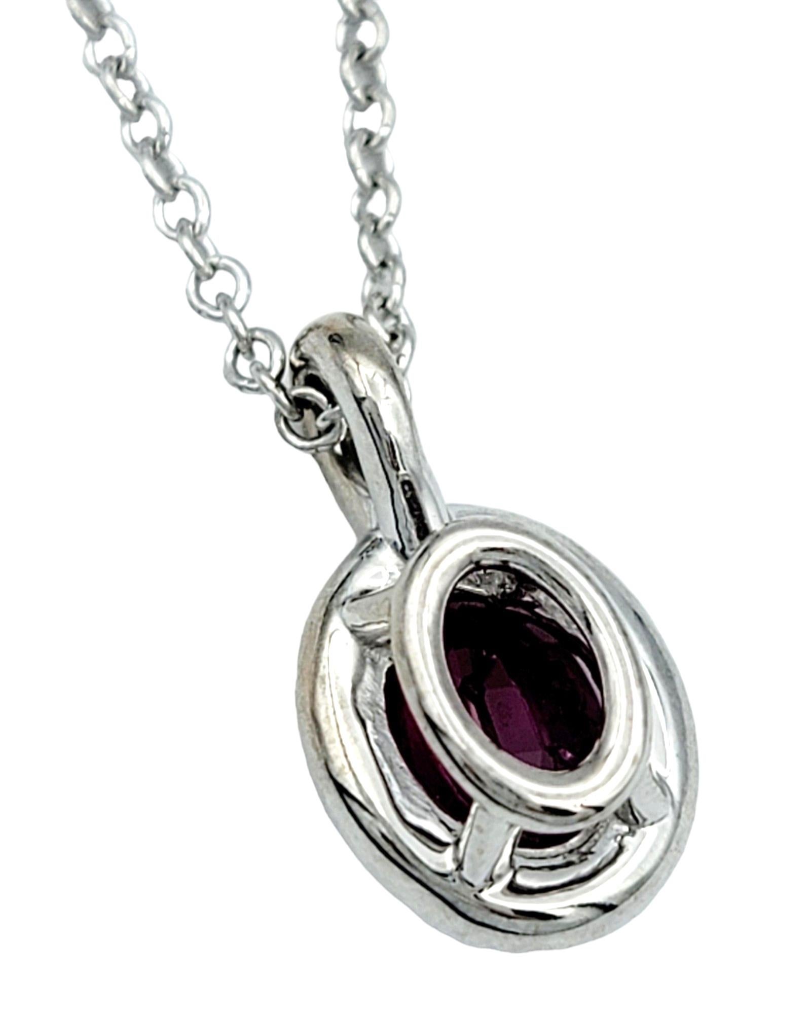 Collar Colgante Halo de Rubí Natural de Corte Ovalado y Diamantes en Oro Blanco de 18 Kilates en Bueno estado para la venta en Scottsdale, AZ