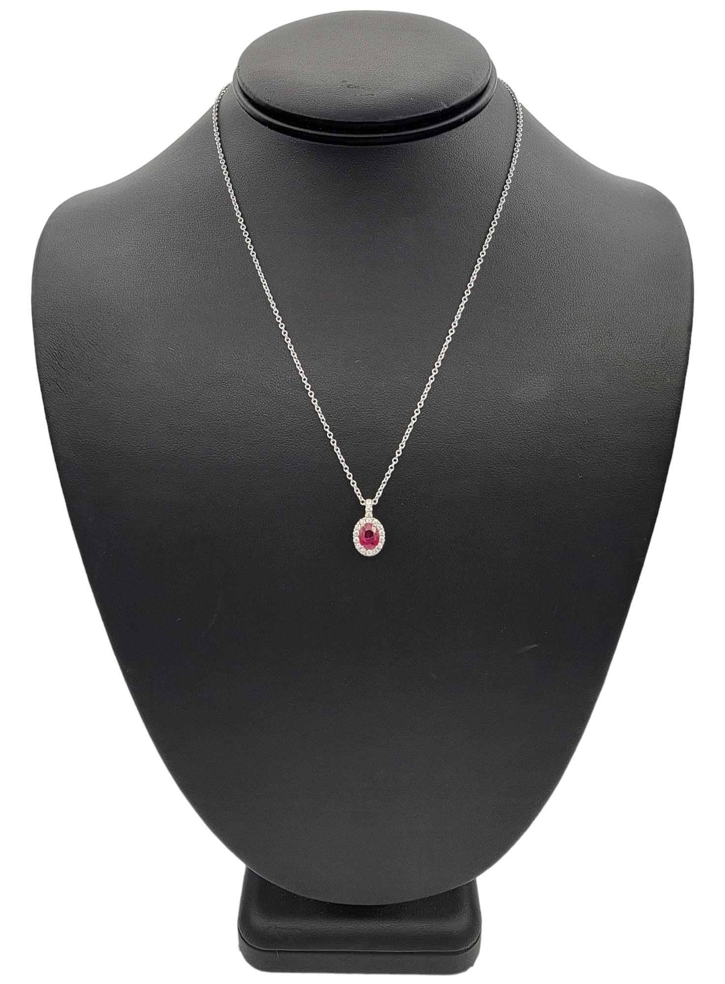 Collar Colgante Halo de Rubí Natural de Corte Ovalado y Diamantes en Oro Blanco de 18 Kilates en venta 3